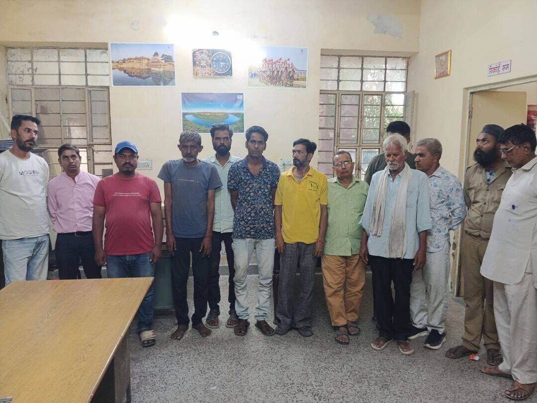 अजमेर में जुआ-सट्टे के खिलाफ पुलिस की बड़ी कार्रवाई, 13 जुआरी गिरफ्तार
होटल की पार्किंग में चल रहा था जुआ-सट्टा, 10 मोबाइल, दो कैलकुलेटर और 1.45 लाख रुपये नकद बरामद
अजमेर, 21 अक्टूबर। अजमेर में जिला स्पेशल टीम और कोतवाली थाना पुलिस ने संयुक्त कार्रवाई करते हुए जुआ-सट्टा खेलने वाले 13 आरोपियों को गिरफ्तार किया है। पुलिस ने आरोपियों के कब्जे से 10 मोबाइल फोन, दो कैलकुलेटर और 1 लाख 45 हजार 390 रुपये नकद बरामद किए हैं। पुलिस ने जुआ-सट्टे के हिसाब-किताब से संबंधित लाखों रुपये की राशि का रिकॉर्ड भी जब्त किया है।
पुलिस अधीक्षक कार्यालय से जारी प्रेस नोट के अनुसार, पुलिस को मुखबिर से सूचना मिली थी कि कोतवाली थाना क्षेत्र के दरगाह इलाके की बक्शियाना वाली गली स्थित एक होटल की पार्किंग में जुआ-सट्टा चल रहा है। सूचना की पुष्टि होने के बाद जिला स्पेशल टीम और कोतवाली थाना पुलिस ने संयुक्त रूप से दबिश दी।
कार्रवाई के दौरान मौके से 13 आरोपियों को जुआ-सट्टा खेलते हुए पकड़ा गया। पुलिस ने मौके से नकदी, मोबाइल फोन और कैलकुलेटर बरामद किए। प्रारंभिक कार्रवाई के बाद आरोपियों को गिरफ्तार कर लिया गया।
राजस्थान जुआ अधिनियम के तहत मामला दर्ज
पुलिस ने मामले में राजस्थान सार्वजनिक जुआ अध्यादेश, 1949 की संबंधित धाराओं के तहत प्रकरण दर्ज किया है। प्रेस नोट के अनुसार, आरोपियों के खिलाफ प्रकरण संख्या 169/26 में धारा 9/26 तथा 112(2) बीएनएस के तहत कार्रवाई की गई है। मामले में अनुसंधान जारी है।
पुलिस टीम की संयुक्त कार्रवाई
यह कार्रवाई जिला स्पेशल टीम अजमेर और कोतवाली थाना पुलिस ने वरिष्ठ अधिकारियों के निर्देशन में की। पुलिस की ओर से जुआ-सट्टे की गतिविधियों पर अंकुश लगाने के लिए कार्रवाई की गई।
गिरफ्तार आरोपियों का विवरण
पुलिस प्रेस नोट में गिरफ्तार आरोपियों में जफर अली, निजाम, कैलाश गुर्जर, इरशाद और किशन सिंह सहित अन्य व्यक्तियों के नाम शामिल हैं। आरोपियों की उम्र 34 से 70 वर्ष के बीच बताई गई है। पुलिस ने सभी आरोपियों के खिलाफ नियमानुसार कार्रवाई की है।
पुलिस का कहना है कि मामले में आगे की जांच जारी है।
Ajmer Police Rajasthan Rajasthan Police