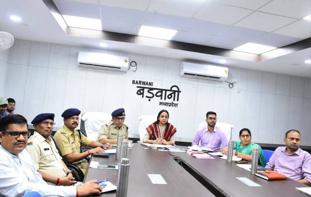मुख्यमंत्री डॉ. मोहन यादव की अध्यक्षता में वीडियो कांफ्रेंसिंग के माध्यम से कानून-व्यवस्था और विकास कार्यों की समीक्षा बैठक आयोजित
बड़वानी 21 अक्टूबर 2026/मुख्यमंत्री डॉ. मोहन यादव की अध्यक्षता में वीडियो कांफ्रेंसिंग के माध्यम से आयोजित समीक्षा बैठक में मुख्यमंत्री जन-विश्वास अभियान, स्वामित्व योजना, अल्प वर्षा की स्थिति, आगामी त्योहारों पर कानून-व्यवस्था, राष्ट्रीय एकता दिवस, मध्यप्रदेश स्थापना दिवस और गोवर्धन पूजा कार्यक्रमों की विस्तृत समीक्षा की गई। बड़वानी एनआईसी कक्ष से कलेक्टर श्रीमती जयति सिंह, पुलिस अधीक्षक श्री पद्म विलोचन शुक्ल, जिला पंचायत के मुख्य कार्यपालन अधिकारी श्री अर्पित गुप्ता, अपर कलेक्टर श्रीमती हेमलता सोलंकी और अतिरिक्त पुलिस अधीक्षक श्री धीरज बब्बर सहित अन्य जिला स्तरीय अधिकारी उपस्थित रहे।
मुख्यमंत्री जनविश्वास अभियान की समीक्षा के दौरान मुख्यमंत्री ने कुल लंबित एवं 100 दिवस से अधिक लंबित शिकायतों और लोक सेवा गारंटी के प्रकरणों के त्वरित निराकरण के निर्देश दिए। स्वामित्व योजना के तहत दैनिक मॉनिटरिंग कर कार्य की गति बढ़ाने के निर्देश दिए गए। अल्पवर्षा की स्थिति में जिन क्षेत्रों में सामान्य से कम वर्षा हुई है उन क्षेत्रों में उत्पन्न परिस्थितियों एवं अन्य विषयों को लेकर चर्चा की गई।
खाद्य पदार्थों में मिलावट की रोकथाम के संबंध में आगामी त्योहारों को देखते हुए मिलावटी सामग्री के निर्माण से पहले ही प्रभावी कार्रवाई करने तथा अच्छा कार्य करने वाले प्रतिष्ठानों को प्रोत्साहित करने के निर्देश दिए गए। कार्बाइड गन एवं कार्बाइड लैंप के उपयोग पर प्रतिबंध के संबंध में भी आवश्यक दिशा-निर्देश दिए गए।
बैठक में आगामी 31 अक्टूबर को लौह पुरुष सरदार वल्लभभाई पटेल की जयंती राष्ट्रीय एकता दिवस और 1 नवंबर 2026 को मध्यप्रदेश स्थापना दिवस की तैयारियों को लेकर भी समीक्षा की गई। साथ ही दुग्ध उत्पादन और गौपालन को प्रोत्साहन देने के लिए गोपालकृष्ण ग्राम पुरस्कार योजना के संबंध में भी चर्चा की गई।
#JansamparkMP
#Badwani