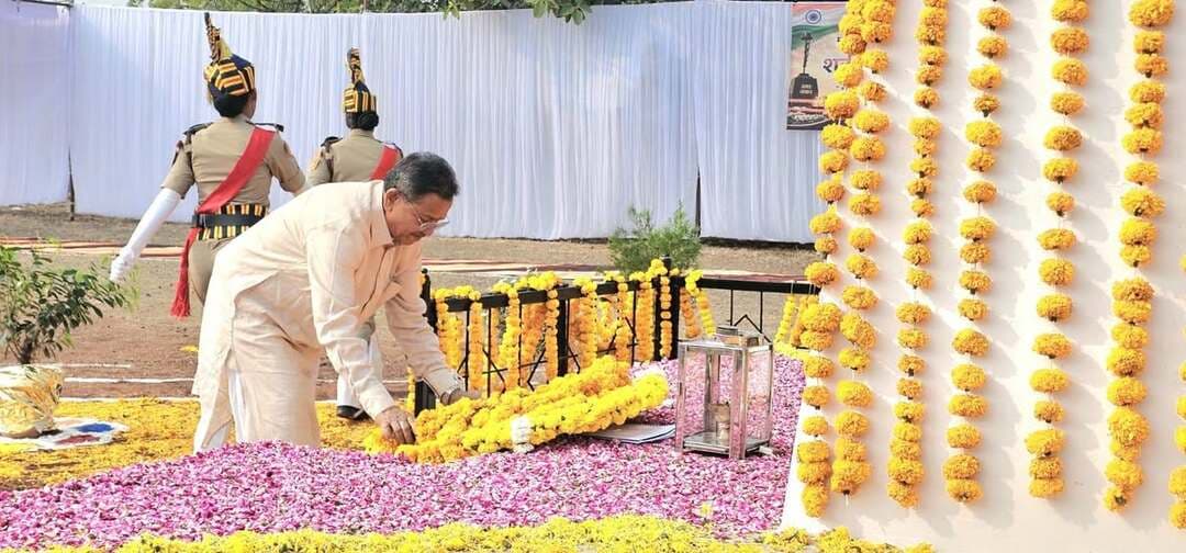 बड़वानी में भावभीनी श्रद्धांजलि के साथ मनाया गया पुलिस स्मृति दिवस
..........................
कर्तव्य पथ पर सर्वाेच्च बलिदान देने वाले अमर शहीदों को दी गई श्रद्धांजलि
................
शहीदों के परिजनों को शॉल व श्रीफल भेंट कर किया गया सम्मानित
बड़वानी 21 अक्टूबर 2026/ कर्तव्य पथ पर अपने प्राणों की आहुति देने वाले अमर पुलिस शहीदों की स्मृति में बुधवार को पुलिस लाइन बड़वानी स्थित रक्षित केंद्र में पुलिस स्मृति दिवस का भव्य आयोजन हुआ। इस अवसर पर राष्ट्र की रक्षा में प्राण न्योछावर करने वाले वीर पुलिस कर्मियों को शहीद परेड आयोजित कर श्रद्धांजलि दी गई और उनके बलिदान को नमन किया गया।
शहीदों का स्मरण और पुष्पचक्र अर्पित
कार्यक्रम के दौरान पुलिस अधीक्षक श्री पद्मविलोचन शुक्ल ने विगत एक वर्ष ( 01 सितंबर 2025 से 31 अगस्त 2026 ) के दौरान देशभर में कर्तव्य पालन करते हुए शहीद हुए 154 पुलिस अधिकारियों एवं कर्मचारियों (मध्य प्रदेश के 09 जवान शामिल) की नामावली का ससम्मान वाचन किया। तत्पश्चात शहीद स्मारक पर पूर्व राज्यसभा सांसद डॉ. सुमेर सिंह सोलंकी, पूर्व कैबिनेट मंत्री श्री प्रेम सिंह पटेल, कलेक्टर श्रीमती जयति सिंह, पुलिस अधीक्षक श्री पद्मविलोचन शुक्ल ने पुष्पचक्र अर्पित कर शहीदों को श्रद्धांजलि दी। उपस्थित अधिकारियों, जनप्रतिनिधियों एवं जवानों ने दो मिनट का मौन धारण कर अमर शहीदों को नमन किया।
शहीद परिवारों का सम्मान
इस गरिमामय अवसर पर उपस्थित शहीदों के परिजनों को शॉल एवं श्रीफल भेंटकर ससम्मान सम्मानित किया गया तथा उनके त्याग व अदम्य साहस के प्रति कृतज्ञता व्यक्त की गई।
पुलिस स्मृति दिवस का ऐतिहासिक महत्व
उल्लेखनीय है कि 21 अक्टूबर 1959 को भारतीय पुलिस की एक टुकड़ी ( जिसमें 10 अधिकारियों व जवानों की टीम शामिल थी ) लद्दाख क्षेत्र के दुर्गम हॉट-स्प्रिंग इलाके में गश्त कर रही थी। इस दौरान चीनी सेना द्वारा किए गए अचानक हमले का जवानों ने विषम परिस्थितियों और संसाधनों की कमी के बावजूद अदम्य साहस से मुकाबला किया। इस भीषण संघर्ष में मातृभूमि की रक्षा करते हुए 10 वीर जवान शहीद हो गए थे। उन्हीं अमर शहीदों की स्मृति और सम्मान में प्रतिवर्ष 21 अक्टूबर को देशभर में पुलिस स्मृति दिवस मनाया जाता है।
गरिमापूर्ण उपस्थिति
कार्यक्रम में अतिरिक्त पुलिस अधीक्षक श्री धीरज बब्बर, एसडीओपी बड़वानी श्री रोहित अलावा, एसडीओपी राजपुर श्री बी.एल. अटोदे, डीएसपी (अजाक) श्रीमती निलेश्वरी डावर, डीएसपी (महिला सुरक्षा) श्री कैलाश चौहान, तहसीलदार श्री राहुल सोलंकी, रक्षित निरीक्षक श्री गजेंद्र निगवाल, सूबेदार श्रीमती अलका वास्केल व सुश्री उषा सिसोदिया सहित अन्य प्रशासनिक व पुलिस अधिकारी उपस्थित रहे।
#JansamparkMP
#Badwani