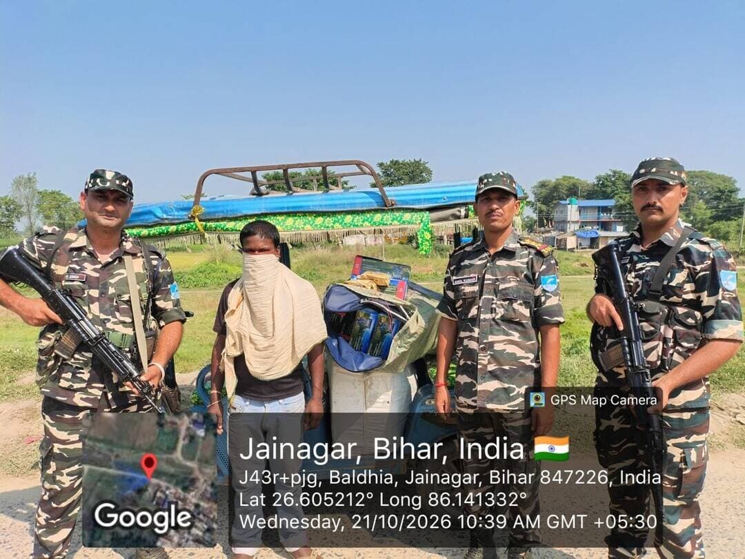 48वीं वाहिनी SSB जयनगर की कार्रवाई, भारत-नेपाल सीमा पर रजनीगंधा पान मसाला एवं तुलसी जर्दा के साथ एक व्यक्ति को किया गिरफतार
भारत-नेपाल सीमा पर अवैध गतिविधियों की रोकथाम एवं सीमा पर सतर्क निगरानी के क्रम में दिनांक 21 अक्टूबर 2026 को लगभग 1035 बजे 48वीं वाहिनी, सशस्त्र सीमा बल, जयनगर की ‘एफ’ समवाय, मुख्यालय कमला के जवानों ने गश्त के दौरान रजनीगंधा पान मसाला एवं तुलसी जर्दा के 240 पैकेट बरामद किए। इस दौरान एक व्यक्ति को पकड़ा गया। साथ ही, सामान ढोने में प्रयुक्त एक बैटरी रिक्शा भी जब्त किया गया।
प्राप्त जानकारी के अनुसार, अंतरराष्ट्रीय सीमा स्तंभ संख्या 270/15 से लगभग 30 मीटर दूर भारतीय क्षेत्र के अकौन्हा गांव के समीप तालाब के पास पेट्रोलिंग पार्टी को एक व्यक्ति बैटरी रिक्शा पर सामान लादकर भारत से नेपाल की ओर जाता दिखाई दिया। पेट्रोलिंग पार्टी द्वारा रोकने का संकेत दिए जाने पर चालक ने बैटरी रिक्शा रोक दिया। पूछताछ के दौरान उसने बताया कि वह जयनगर बाजार से रजनीगंधा पान मसाला एवं तुलसी जर्दा लेकर नेपाल के इनरवा जा रहा था।
तलाशी के दौरान बैटरी रिक्शा पर लदी बोरियों से रजनीगंधा पान मसाला के 120 पैकेट (प्रत्येक 208 ग्राम) तथा तुलसी जर्दा के 120 पैकेट बरामद किए गए। सामान के वैध दस्तावेज प्रस्तुत नहीं किए जाने पर बरामद सामग्री एवं बैटरी रिक्शा को जब्त कर लिया गया।
📌 **बरामदगी का विवरण:**
- 📦 **वस्तु:** रजनीगंधा पान मसाला एवं तुलसी जर्दा
- 🔢 **रजनीगंधा पान मसाला:** 120 पैकेट (प्रत्येक 208 ग्राम)
- 🔢 **तुलसी जर्दा:** 120 पैकेट
- 👤 **पकड़ा गया व्यक्ति:** 01
- 📍 **बरामदगी स्थल:** अकौन्हा गांव के समीप तालाब, जयनगर
- 🛂 **निकटतम सीमा स्तंभ:** BP संख्या 270/15 से लगभग 30 मीटर
- 🛺 **जब्त वाहन:** 01 बैटरी रिक्शा
पकड़े गए व्यक्ति की पहचान मिथिलेश मुखिया, उम्र 31 वर्ष, पिता–सोती मुखिया, निवासी–अकौन्हा, डाकघर एवं थाना–जयनगर, जिला मधुबनी, बिहार, पिन कोड–847226 के रूप में हुई है।
प्रारंभिक पूछताछ के अनुसार, उक्त सामान जयनगर बाजार से नेपाल के इनरवा ले जाया जा रहा था। तत्पश्चात बरामद सामान एवं बैटरी रिक्शा की जब्ती सूची तथा पकड़े गए व्यक्ति से संबंधित आवश्यक दस्तावेज तैयार कर अग्रिम कार्रवाई हेतु सीमा शुल्क कार्यालय, जयनगर को सुपुर्द करने की प्रक्रिया जारी है।
कमांडेंट, 48वीं वाहिनी, सशस्त्र सीमा बल, जयनगर के नेतृत्व में वाहिनी के जवान भारत-नेपाल सीमा पर तस्करी एवं अन्य गैरकानूनी गतिविधियों की रोकथाम के लिए सतर्कता एवं मुस्तैदी से ड्यूटी कर रहे हैं। सीमा पर ऐसी गतिविधियों के विरुद्ध प्रभावी कार्रवाई लगातार जारी है।