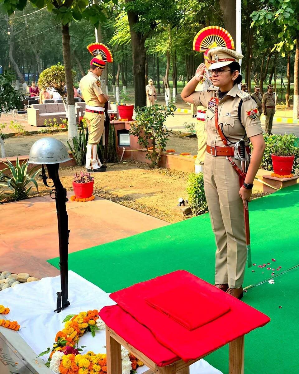 21 अक्तूबर को पूरे भारत वर्ष में पुलिस स्मृति दिवस के रूप में मनाया गया। इस दिन भारत वर्ष में देश के सभी केंद्रीय सशस्त्र पुलिस बल तथा सभी राज्यों के पुलिस बल 21 अक्तूबर को पुलिस स्मृति दिवस के रूप में मनाते है। इस दिन उन सभी पुलिस अधिकारियों व कर्मचारियों को नमन किया जाता है जिन्होंने ड्यूटी के दौरान भारत वर्ष की एकता, अखंडता और हमारी सुरक्षा के लिए कर्तव्य पथ पर अपने प्राणों की आहुति दी।
पुलिस स्मृति दिवस का इतिहास 67 वर्ष पुराना है। 20 अक्तूबर 1959 को केंद्रीय रिजर्व पुलिस बल की एक कंपनी को भारतीय तिब्बत सीमा रक्षा हेतू लद्दाख में हॉट स्प्रिंग नामक स्थान पर तीन टुकड़ियों को तैनात किया गया था। जिनमें से एक टुकड़ी की तलाश में दूसरी टुकड़ी गई तो उस टुकड़ी पर चीनी सेनिकों द्वारा उची पहाड़ी पर घात लगाकर हमला कर दिया। इस दल के वीर जवानों ने अपने शौर्य का परिचय देते हुए अपनी जान की परवाह न करते हुए चीनी सेना के साथ डटकर मुकाबला किया। और मातृ-भूमि की रक्षा करते हुए 10 शूरवीर जवानों ने मां भारती के चरणों में अपने प्राणों की आहुति दे दी। अन्य गंभीर रूप से घायल जवानों को चीनी सेना द्वारा बंदी बना लिया। हॉट स्प्रिंग की इस साहसी व न भूल सकने वाली शोर्य गाथा के बाद इन शूरवीर जवानों की याद में देश का समस्त पुलिस बल 21 अक्तूबर को पुलिस स्मृति दिवस के रूप में मनाता है।
देश की स्वतंत्रता के बाद विभिन्न पुलिस बलों के करीब 35 हजार जवानों ने देश की एकता अखंडता और हमारी सुरक्षा के लिए अपने प्राणों की आहुति दी। 1 सितंबर 2025 से 31 अगस्त 2026 की समय अवधि के दौरान देश की आंतरिक सुरक्षा और सीमाओं की रक्षा करते हुए 154 जवानों ने अपने अदम्य साहस और शौर्य का परिचय दिया है। जिनमें हरियाणा से निरीक्षक जगदीश प्रसाद, उप निरीक्षक रवि, सहायक उप निरीक्षक राजेंद्र, सहायक उप निरीक्षक सुनील कुमार शहीद हुए। इन वीरों ने अपने सर्वोच्च बलिदान से 21 अक्तूबर के इस पवित्र पुलिस स्मृति दिवस की सूची में अपने नामों को हमेशा के लिए स्वर्ण अक्षरों में अंकित कर लिया।
पुलिस लाईन पानीपत में आज शहीदी स्मारक पर पुलिस अधीक्षक मेधा भूषण आईपीएस व अधिकारियों व कर्मचारियों द्वारा शहीदों को श्रद्धाजलि अर्पित की गई।
पानीपत जिला के रिहायसी शहीद सिपाही प्रेम सिंह निवासी सेक्टर-6 पानीपत, सिपाही संजय कुमार निवासी विकास नगर गली नंबर-7 पानीपत, ईएसआई बलवान सिंह निवासी देसराज कॉलोनी पानीपत व युजीसी रणधीर सिंह गांव मांडी के परिवारजनों से मुलाकात कर उनका हालचाल जाना और उनको सम्मानित किया गया। इस दौरान एएसपी हर्षित गोयल आईपीएस, डीएसपी मुख्यालय विकास कुमार, डीएसपी प्रणय कुमार, डीएसपी नरेंद्र कुमार, डीएसपी सुरेश कुमार, डीएसपी प्रदीप, डीएसपी मुकेश कुमार व अन्य पुलिस अधिकारी व कर्मचारी मौजूद रहें।