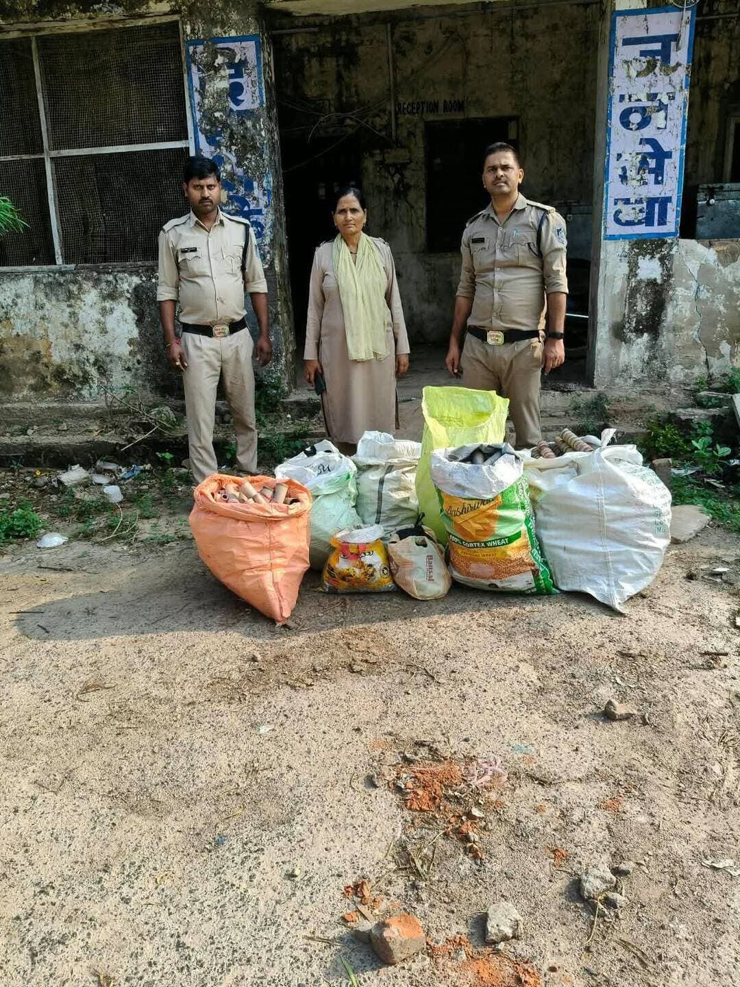 मुरैना पुलिस की अवैध पटाखों पर कार्रवाई, ₹2.45 लाख का माल जब्त। जौरा और कैलारस में दो प्रकरण दर्ज कर दो आरोपियों के खिलाफ वैधानिक कार्रवाई की गई। पुलिस ने अवैध पटाखों के भंडारण और बिक्री पर रोक लगाने के लिए अभियान चलाया।