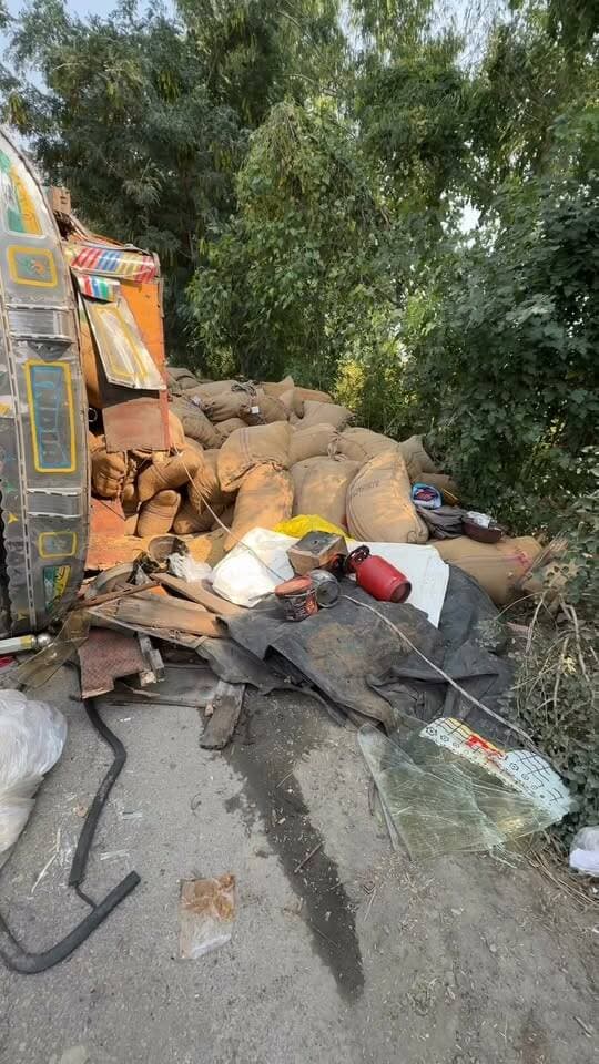 ड्राइवर की आंख लगते ही ट्रक ने खाई पलटी बड़ा हादसा हुआ आते जाते लोग बाल बाल बचे।