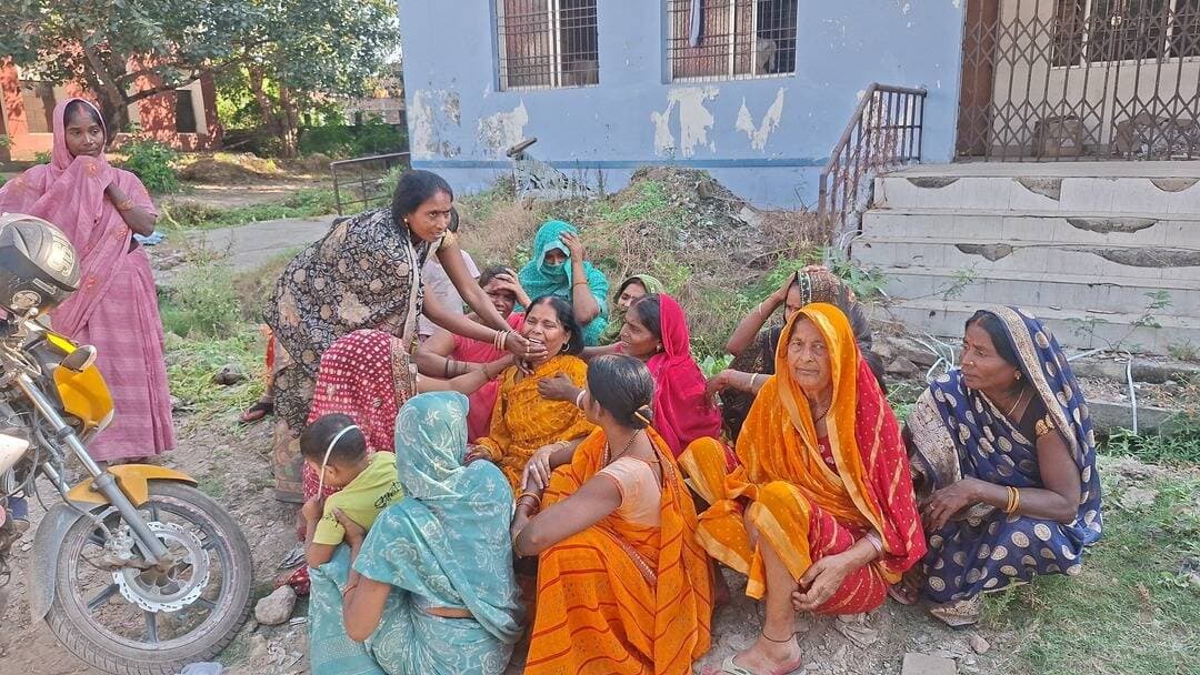 जिस अस्पताल में करता था ड्यूटी, वहीं स्वास्थ्यकर्मी की संदिग्ध मौत, सीसीटीवी फुटेज पर परिजनों ने उठाए सवाल......see more