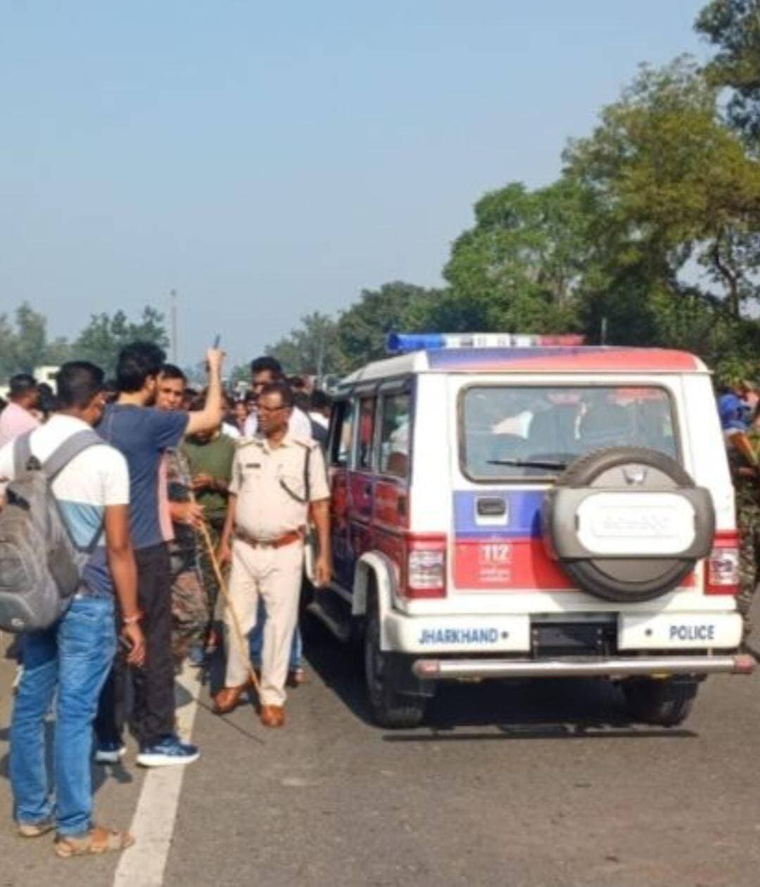 पलामू में दुर्गा पूजा पंडाल से लौट रही महिला का धान के खेत में मिला शव, अपहरण व गलत काम की आशंका पर ग्रामीणों ने किया NH जाम.......see more