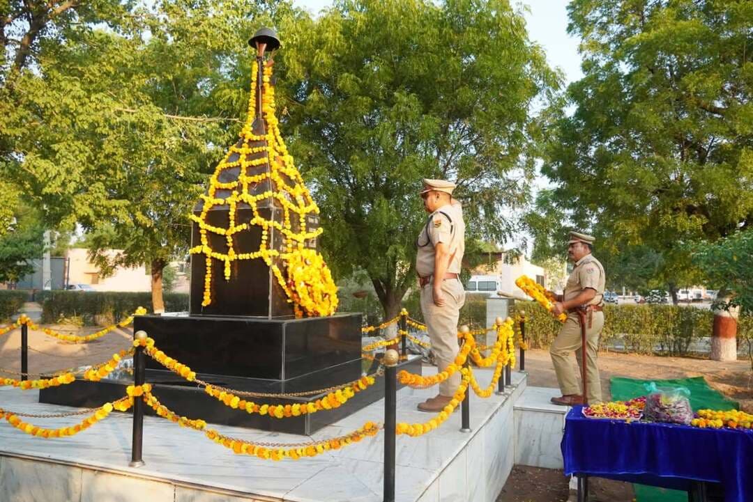 #NAGAURPOLICE
#SP Office Nagaur
*1. पुलिस शहीद दिवस:- आज पुलिस शहीद दिवस के अवसर पर शस्त्र और शीश झुकाकर शहीद पुलिस कार्मिकों को किया नमन एवं शहीदों के सम्मान में पुलिस परेड का आयोजन किया गया। इस अवसर पर नागौर पुलिस के कार्मिकों द्वारा जांबाज वीर शहीदों को श्रद्धांजलि दी गई। श्री आशा राम चौधरी SP नागौर द्वारा संपूर्ण भारत में गत वर्ष सेवा में रहते अपने दायित्वों का निर्वहन करते शहीद हुए पुलिसकर्मियों के नामों का पठन किया गया।*
*2. थाना महिला नागौरः- श्री आशा राम चौधरी SP नागौर के निर्देशन में पोक्सो एक्ट के प्रकरण में नागौर पुलिस द्वारा त्वरित कार्यवाही करते हुए एक नामजद आरोपी इब्राहिम खान को कस्बा नागौर से किया गिरफ्तार। आरोपी स्कूल वैन का ड्राईवर है, जिसने नाबालिग पीड़िता को स्कूल ले जाते एवं लाते समय उसके साथ छेड़छाड़ करता था एवं पीड़िता के अश्लील फोटो वायरल करने की धमकी देकर उसके साथ दुष्कर्म किया।*
*अपीलः- नागौर पुलिस द्वारा सभी शिक्षण संस्थानों से अपीली की जाती है कि स्कूल वैन/टैक्सियों के चालकों का नियमानुसार पुुलिस वेरीफिकेशन करावें तथा विद्यार्थियों के परिजन भी चालक के संबंध में सम्पूर्ण जानकारी रखें एवं अपने बच्चों से चालक के व्यवहार के संबंध में लगातार जानकारी लेते रहें।*
@IgpAjmer
@PoliceRajasthan