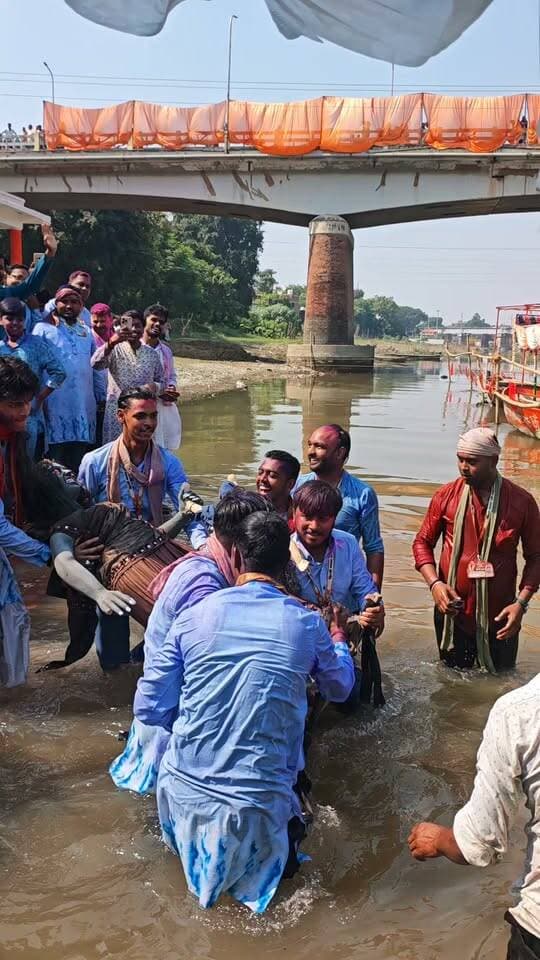 मऊ विसर्जन की तस्वीर देखीये