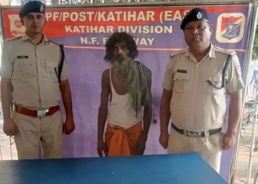 साधु के भेष में कटिहार रेलवे स्टेशन पर छिपा था फरार आरोपी, आरपीएफ ने दबोचा, 2022 से गिरफ्तारी से बच रहा था आरोपी, गैर जमानती वारंट पर हुई कार्रवाई