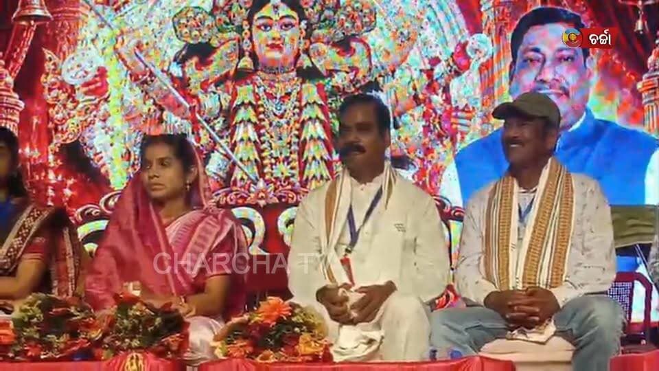 କଳା, ସଂସ୍କୃତି ଓ ପରମ୍ପରାର ମହାମିଳନରେ ଉଦ୍ଯାପିତ ହୋଇଛି କାନପୁର ମହୋତ୍ସବ। କଟକ ଜିଲ୍ଲା ନରସିଂହପୁର ବ୍ଲକ ଅନ୍ତର୍ଗତ କାନପୁରଠାରେ ଆୟୋଜିତ ଏହି ମହୋତ୍ସବର ଉଦ୍ଯାପନୀ ସନ୍ଧ୍ୟାରେ ଜମିଥିଲା ସାଂସ୍କୃତିକ କାର୍ଯ୍ୟକ୍ରମ ଓ ମେଲୋଡିର ଆସର। ବଡ଼ମ୍ବା-ନରସିଂହପୁର ବିଧାୟକ ବିଜୟ କୁମାର ଦଳବେହେରାଙ୍କ ପ୍ରଚେଷ୍ଟାରେ ଆରମ୍ଭ ହୋଇଥିବା ଏହି ମହୋତ୍ସବ ସ୍ଥାନୀୟ କଳାକାରଙ୍କୁ ପ୍ରତିଭା ପ୍ରଦର୍ଶନର ସୁଯୋଗ ଦେବା ସହ ଆଞ୍ଚଳିକ କଳା ଓ ସଂସ୍କୃତିର ପ୍ରଚାରପ୍ରସାରରେ ଏକ ନୂଆ ପରିଚୟ ସୃଷ୍ଟି କରିଛି।ଉଦ୍ଯାପନୀ ଉତ୍ସବରେ ବିଧାୟକ ବିଜୟ କୁମାର ଦଳବେହେରା, ତହସିଲଦାର ଅମ୍ରିତା ସାହୁ, କାନପୁର ଥାନା ଅଧିକାରୀ, ବିଜେପି ନେତା ସୂର୍ଯ୍ୟମଣି ଜେନା ଓ ଅରବିନ୍ଦ ପ୍ରଧାନଙ୍କ ସମେତ ବହୁ ମାନ୍ୟଗଣ୍ୟ ବ୍ୟକ୍ତି ଯୋଗଦେଇଥିଲେ।
#KanpurMahotsav #KanpurFestival #Narsinghpur #CuttackNews #OdishaCulture #OdiaCulture #OdiaTradition #CulturalFestival #BijuKumarDalabehera #VijayKumarDalabehera #MelodyNight #CulturalProgram #LocalArtists #OdishaNews #CharchaTV