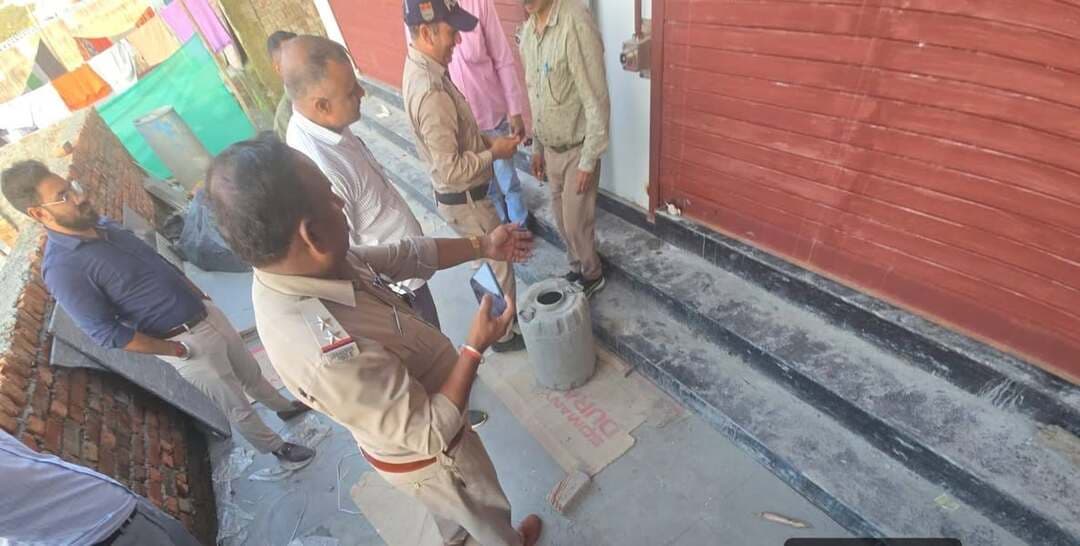 🚨देहरादून में MDDA का बड़ा एक्शन, 5 जगह सीलिंग; आवासीय कॉलोनियों में अवैध कारोबार पर कार्रवाई
सुप्रीम कोर्ट के आदेशों के अनुपालन में चला अभियान, बिना नक्शे दुकानों के निर्माण और नियमों के विपरीत व्यावसायिक गतिविधियों पर कसा शिकंजा
राजधानी देहरादून में अवैध निर्माण और आवासीय भवनों में नियमों के विरुद्ध व्यावसायिक गतिविधियां संचालित करने वालों पर मसूरी देहरादून विकास प्राधिकरण (MDDA) ने सख्ती बढ़ा दी है। प्राधिकरण की प्रवर्तन टीम ने शहर के विभिन्न इलाकों में अभियान चलाकर पांच मामलों में सीलिंग की कार्रवाई की। यह कार्रवाई सुप्रीम कोर्ट के आदेशों के अनुपालन में की गई।
MDDA की इस कार्रवाई के तहत बिना स्वीकृत मानचित्र के दुकानें बनाने, आवासीय परिसरों का व्यावसायिक इस्तेमाल करने और स्वीकृत नक्शे से अलग निर्माण करने के मामलों में कार्रवाई की गई। प्राधिकरण ने स्पष्ट किया कि नियमों का उल्लंघन करने वालों के खिलाफ अभियान आगे भी जारी रहेगा।
इंजीनियर इन्क्लेव में तीन परिसरों पर कार्रवाई
प्रवर्तन टीम ने इंजीनियर इन्क्लेव फेस-1 में तीन मामलों में सीलिंग की। यहां कृष्णा डेयरी के नाम से आवासीय क्षेत्र में व्यावसायिक गतिविधियां संचालित की जा रही थीं। इसी क्षेत्र में रोहित विशाल द्वारा भी व्यावसायिक दुकान संचालित किए जाने पर कार्रवाई की गई।
इसके अलावा, एक अन्य आवासीय परिसर में बिना स्वीकृति निर्माण में बदलाव और विस्तार कर व्यावसायिक गतिविधियां संचालित किए जाने का मामला सामने आया। प्राधिकरण ने संबंधित परिसर को भी सील कर दिया।
बिना नक्शे बन रही थीं दो दुकानें
ईस्ट होप टाउन के लक्ष्मीपुर क्षेत्र में मयूर द्वारा MDDA से मानचित्र स्वीकृत कराए बिना दो व्यावसायिक दुकानों का निर्माण किया जा रहा था। नियमों के उल्लंघन पर प्रवर्तन टीम ने मौके पर पहुंचकर निर्माण को सील कर दिया।
महिमा इन्क्लेव में हॉस्टल निर्माण सील
महिमा इन्क्लेव, लेन नंबर-2, केहरी गांव में कुन्दन सिंह द्वारा स्टिल्ट सहित तीन मंजिलों पर हॉस्टल का निर्माण कराया जा रहा था। MDDA के अनुसार, निर्माण स्वीकृत मानचित्र के अनुरूप नहीं था और भवन के उपयोग में भी बदलाव किया गया था। इसके चलते संबंधित निर्माण पर सीलिंग की कार्रवाई की गई।
बंशीधर तिवारी ने दिए सख्त कार्रवाई के निर्देश
MDDA उपाध्यक्ष बंशीधर तिवारी ने कहा कि अवैध निर्माण और नियमों के विरुद्ध व्यावसायिक गतिविधियों पर सख्ती जारी रहेगी। सुप्रीम कोर्ट के आदेशों का पालन सुनिश्चित करते हुए उल्लंघन करने वालों पर नियमानुसार कार्रवाई की जाएगी।
मोहन सिंह बर्निया ने बढ़ाई निगरानी
MDDA सचिव मोहन सिंह बर्निया ने प्रवर्तन टीमों को लगातार निगरानी के निर्देश दिए। उन्होंने भवन स्वामियों से स्वीकृत नक्शे और भू-उपयोग नियमों का पालन करने की अपील की।