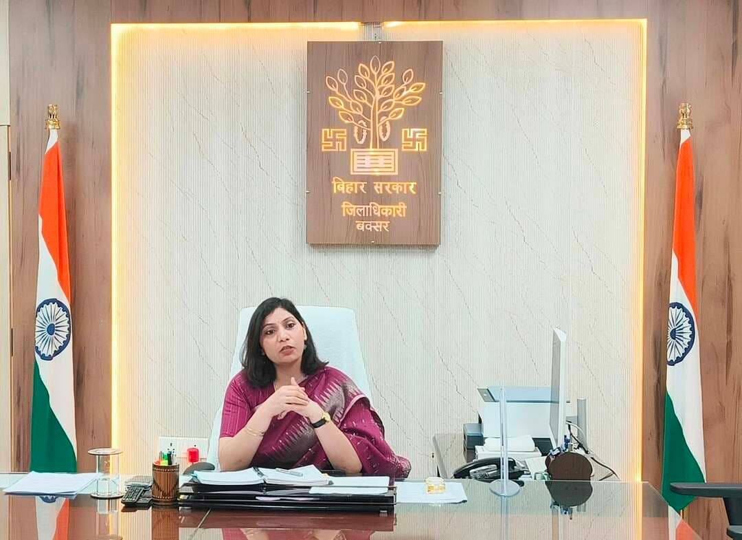 समाहरणालय, बक्सर
(जिला जन संपर्क कार्यालय)
प्रेस विज्ञप्ति:- दिनांक 21 अक्टूबर 2026
जिला पदाधिकारी की अध्यक्षता में मिशन ज्ञानार्जन, कायाकल्प अभियान, मिशन प्रभाकिरण एवं कला एवं संस्कृति कार्यालय से संबंधित समीक्षा बैठक आयोजित
आज दिनांक 21 अक्टूबर 2026 को जिला पदाधिकारी बक्सर, श्रीमती साहिला की अध्यक्षता में मिशन ज्ञानार्जन, कायाकल्प अभियान, मिशन प्रभाकिरण एवं कला एवं संस्कृति कार्यालय से संबंधित समीक्षा बैठक समाहरणालय परिसर स्थित कार्यालय कक्ष में आयोजित की गई।
बैठक में संबंधित योजनाओं एवं कार्यक्रमों की प्रगति की समीक्षा करते हुए उनके प्रभावी, गुणवत्तापूर्ण एवं समयबद्ध क्रियान्वयन पर विशेष जोर दिया गया।
मिशन ज्ञानार्जन की समीक्षा
मिशन ज्ञानार्जन के अंतर्गत जिले के विद्यालयों में शैक्षणिक गुणवत्ता में सुधार, विद्यार्थियों के सीखने की क्षमता को विकसित करने तथा शिक्षण-अधिगम प्रक्रिया को अधिक प्रभावी बनाने से संबंधित विषयों पर चर्चा की गई।
जिला पदाधिकारी ने संबंधित पदाधिकारियों को निर्देश दिया कि विद्यालयों में शैक्षणिक गतिविधियों का नियमित अनुश्रवण सुनिश्चित किया जाए तथा विद्यार्थियों की शैक्षणिक प्रगति का समय-समय पर आकलन किया जाए। उन्होंने विद्यालयों में रचनात्मक एवं नवाचार आधारित गतिविधियों को प्रोत्साहित करने पर भी बल दिया।
कायाकल्प अभियान की समीक्षा
कायाकल्प अभियान के अंतर्गत विद्यालयों में स्वच्छता, साफ-सफाई, पेयजल, शौचालय तथा अन्य आवश्यक आधारभूत सुविधाओं की उपलब्धता एवं रखरखाव से संबंधित कार्यों की समीक्षा की गई।
जिला पदाधिकारी ने निर्देश दिया कि संबंधित पदाधिकारी विद्यालयों की आवश्यकताओं का आकलन कर कमियों को दूर करने की दिशा में आवश्यक कार्रवाई करें। विद्यालय परिसर को स्वच्छ, सुरक्षित एवं विद्यार्थियों के अनुकूल बनाए रखने के लिए नियमित निगरानी सुनिश्चित करने पर भी बल दिया गया।
मिशन प्रभाकिरण की समीक्षा
बैठक में मिशन प्रभाकिरण के अंतर्गत संचालित गतिविधियों एवं संबंधित कार्यों की समीक्षा की गई।
जिला पदाधिकारी ने संबंधित पदाधिकारियों को निर्देशित किया कि निर्धारित उद्देश्यों के अनुरूप कार्यों का क्रियान्वयन सुनिश्चित करें तथा योजनाओं की प्रगति का नियमित अनुश्रवण करें। उन्होंने विभागीय समन्वय के साथ कार्यों को समयबद्ध ढंग से पूरा करने तथा क्रियान्वयन में आने वाली समस्याओं का प्राथमिकता के आधार पर समाधान करने पर जोर दिया।
कला एवं संस्कृति कार्यालय से संबंधित समीक्षा
कला एवं संस्कृति कार्यालय से संबंधित कार्यों की समीक्षा के दौरान जिले में कला, संस्कृति एवं सांस्कृतिक गतिविधियों को बढ़ावा देने तथा स्थानीय कला एवं सांस्कृतिक विरासत के संरक्षण एवं संवर्धन के संबंध में चर्चा की गई।
जिला पदाधिकारी ने संबंधित पदाधिकारियों को निर्देश दिया कि जिले की सांस्कृतिक पहचान को प्रोत्साहित करने के लिए आवश्यक गतिविधियों एवं कार्यक्रमों की प्रभावी रूपरेखा तैयार की जाए। साथ ही, स्थानीय कलाकारों एवं सांस्कृतिक प्रतिभाओं को उपयुक्त मंच उपलब्ध कराने की दिशा में आवश्यक पहल करने पर बल दिया गया।
बैठक का उद्देश्य जिले में शैक्षणिक गुणवत्ता, विद्यालयों की आधारभूत सुविधाओं, संबंधित मिशनों के प्रभावी क्रियान्वयन तथा कला एवं संस्कृति के विकास को गति प्रदान करना रहा।
जिला जन संपर्क कार्यालय
बक्सर।
@top fans CMO Bihar Buxar Administration Buxar Police Samrat Choudhary Information & Public Relations Department, Government of Bihar जिला प्रशासन बक्सर #IPRDBihar #IPRD_Bihar #buxarcity #CMOBihar #bihar #BuxarNews