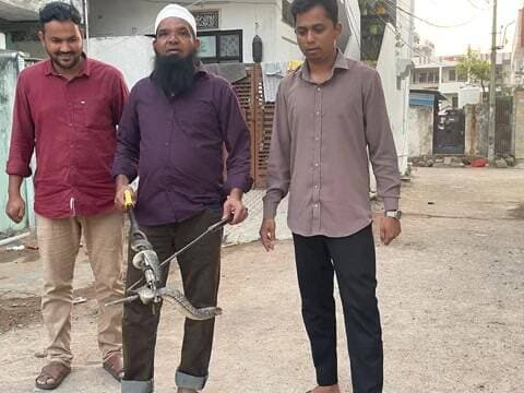 నిర్మల్: జోహ్రా నగర్ కాలనీలో నాగుపాము కలకలం, స్నేక్ క్యాచర్ ఎంట్రీ