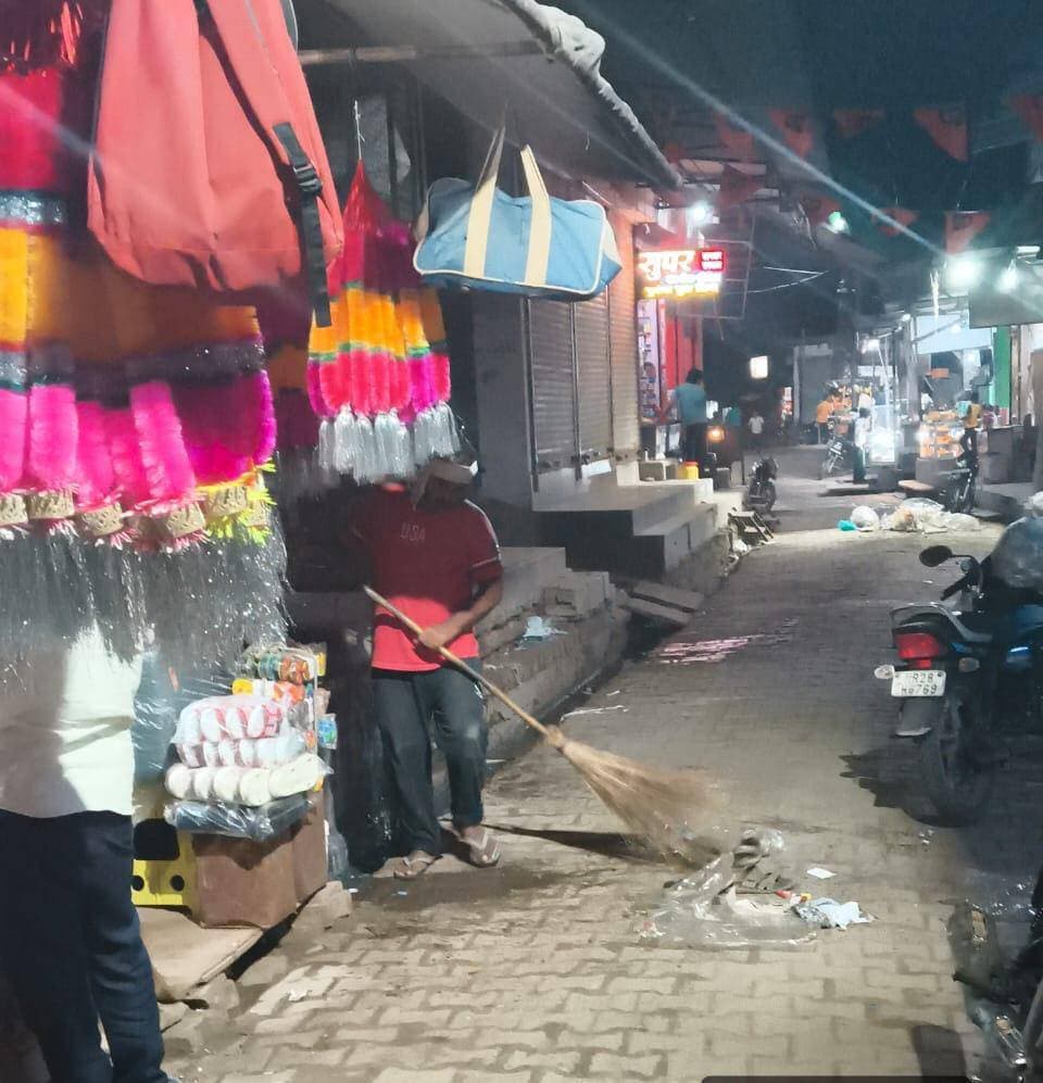 *दशहरा पर बाजारों में सफाई और रोशनी की व्यवस्था, दीपावली से पहले निकायों ने तेज किया अभियान*
*जिला कलक्टर मयंक मनीष के निर्देशों की पालना में डीग, पहाड़ी, सीकरी व कुम्हेर सहित नगरीय क्षेत्रों में सफाई; बाजारों और प्रमुख मार्गों पर व्यवस्थाओं पर जोर*
नगर/डीग, 20 अक्टूबर। दशहरा पर्व के अवसर पर बाजारों और प्रमुख मार्गों की स्वच्छता एवं बेहतर प्रकाश व्यवस्था को लेकर डीग जिले के नगरीय निकायों में सफाई अभियान चलाया गया। जिला कलक्टर मयंक मनीष की ओर से दीपावली के मद्देनजर विशेष सफाई, बाजारों में सजावट, झालर लगाने और पर्याप्त रोशनी की व्यवस्था करने के निर्देश दिए गए थे। इनकी पालना में नगर परिषद डीग सहित जिले के विभिन्न नगरीय क्षेत्रों में सफाई संबंधी कार्य किए जा रहे हैं।
आयुक्त नगर परिषद डीग कुलदीप सिंह ने बताया कि जिला कलक्टर ने समीक्षा बैठक में व्यावसायिक क्षेत्रों में विशेष सफाई अभियान चलाने, रात्रिकालीन सफाई व्यवस्था शुरू करने, आवश्यकता के अनुसार सफाई कार्मिकों की संख्या बढ़ाने तथा मुख्य बाजारों और चौराहों को सजाने के निर्देश दिए थे। साथ ही मुख्य गलियों में झालर लगाने, सड़कों की मरम्मत कराने, नालियों को दुरुस्त करने और एलईडी लाइट के माध्यम से प्रकाश व्यवस्था बेहतर बनाने पर जोर दिया गया था।
उन्होंने बताया कि त्योहार के दौरान बाजारों और सार्वजनिक स्थानों पर स्वच्छता बनाए रखने तथा आमजन को बेहतर वातावरण उपलब्ध कराने के लिए निकाय स्तर पर व्यवस्थाएं की जा रही हैं। जिला कलक्टर ने सभी निकायों के अधिकारियों को अपने-अपने वार्डों का नियमित निरीक्षण कर सफाई और प्रकाश व्यवस्था की निगरानी करने के निर्देश दिए हैं। दीपावली से पहले बाजारों की साफ-सफाई, सजावट और रोशनी को बेहतर बनाने पर विशेष ध्यान दिया जा रहा है।