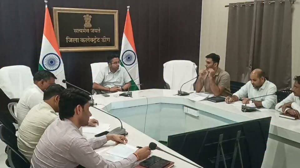 *दीपावली पर निकाय क्षेत्रों में विशेष सफाई, रोशनी और बाजारों की सजावट के निर्देश : जिला कलेक्टर*
*डीग सहित छह नगरीय निकायों की व्यवस्थाओं की समीक्षा, 261 लंबित बैंक आवेदनों का निस्तारण करने और पार्कों के टेंडर लगाने पर जोर*
नगर/डीग, 15 अक्टूबर। जिला कलक्टर मयंक मनीष ने गुरुवार को कलेक्ट्रेट सभागार में स्वायत्त शासन विभाग के अधिकारियों की बैठक लेकर नगर परिषद डीग सहित कुम्हेर, बृजनगर, कामां, सीकरी और पहाड़ी नगर निकायों में सफाई, कचरा संग्रहण, रोशनी, विकास कार्यों एवं विभिन्न जनकल्याणकारी योजनाओं की समीक्षा की। उन्होंने डोर-टू-डोर कचरा संग्रहण व्यवस्था को प्रभावी बनाने, सभी वार्डों में स्ट्रीट लाइट सुनिश्चित करने तथा दीपावली के मद्देनजर विशेष सफाई, प्रकाश व्यवस्था और बाजारों की सजावट के निर्देश दिए।
जिला कलक्टर ने दीपावली पर व्यावसायिक क्षेत्रों में विशेष सफाई अभियान चलाने, रात्रिकालीन स्वीपिंग शुरू करने तथा आवश्यकता के अनुसार सफाई कार्मिकों की संख्या बढ़ाने को कहा। उन्होंने मुख्य बाजारों एवं चौराहों को सजाने, मुख्य गलियों में झालर लगवाने, सड़कों की मरम्मत कराने, नालियों की मरम्मत तथा पर्याप्त एलईडी लाइट लगाने के निर्देश दिए। उन्होंने सभी अधिशासी अधिकारियों को अपने-अपने क्षेत्र के वार्डों का नियमित निरीक्षण कर व्यवस्थाओं की निगरानी करने को कहा।
बैठक में ई-लाइब्रेरी, वेस्ट टू वेल्थ पार्क, ड्रेनेज एवं सीवरेज कार्यों की भी समीक्षा की गई। बृजनगर के अधिशासी अधिकारी ने बताया कि वहां 10 कंप्यूटर के साथ ई-लाइब्रेरी का उद्घाटन हो चुका है। वेस्ट टू वेल्थ पार्क के संबंध में बताया गया कि डीग में कार्य पूरा हो चुका है, जबकि कुम्हेर में कार्य जारी है। इको शेल्टर के लिए ऑनलाइन निविदा प्रक्रिया प्रगतिरत बताई गई। जिला कलक्टर ने पार्कों के विकास के लिए निविदा प्रक्रिया आगे बढ़ाने तथा नगरीय क्षेत्रों में आवश्यक आधारभूत सुविधाओं को बेहतर बनाने पर जोर दिया।
बैठक में निकाय क्षेत्रों में विकसित किए जाने योग्य पार्कों की भी जानकारी दी गई। डीग में महाराजा बिजेंद्र सिंह पार्क और नेहरू पार्क, कुम्हेर में महारानी किशोरी पार्क, बृजनगर में खोड़की पार्क, कामां में गांधी पार्क, सीकरी में पुराने थाने के पास डॉ. भीमराव अंबेडकर पार्क तथा पहाड़ी में केसरी सिंह राजकीय उच्च माध्यमिक विद्यालय परिसर स्थित पार्क को विकसित करने योग्य स्थलों के रूप में सूचीबद्ध किया गया।
जिला कलक्टर ने पीएम सम्मान निधि योजना की समीक्षा करते हुए बैंक स्तर पर लंबित 261 आवेदनों का निस्तारण कराने के निर्देश दिए। उन्होंने योजना की प्रगति बढ़ाने तथा पीएम आवास योजना की भी समीक्षा की। इसके साथ ही पार्क में ‘पांच गौरव’ के तहत विकसित किए जाने वाले कार्यों तथा डीग के फूड हब के निर्माण कार्यों के संबंध में जानकारी ली। उन्होंने सभी नगरीय निकायों में विकास कार्यों की नियमित निगरानी, संपर्क पोर्टल पर लंबित प्रकरणों के निस्तारण और नागरिकों को बेहतर सुविधाएं उपलब्ध कराने के निर्देश दिए।