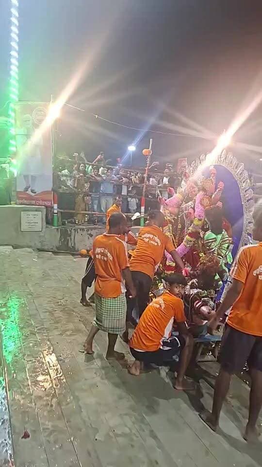 কালিয়াগঞ্জের থানার সামনে শ্রীমতি নদীর তে চলছে বিসর্জন