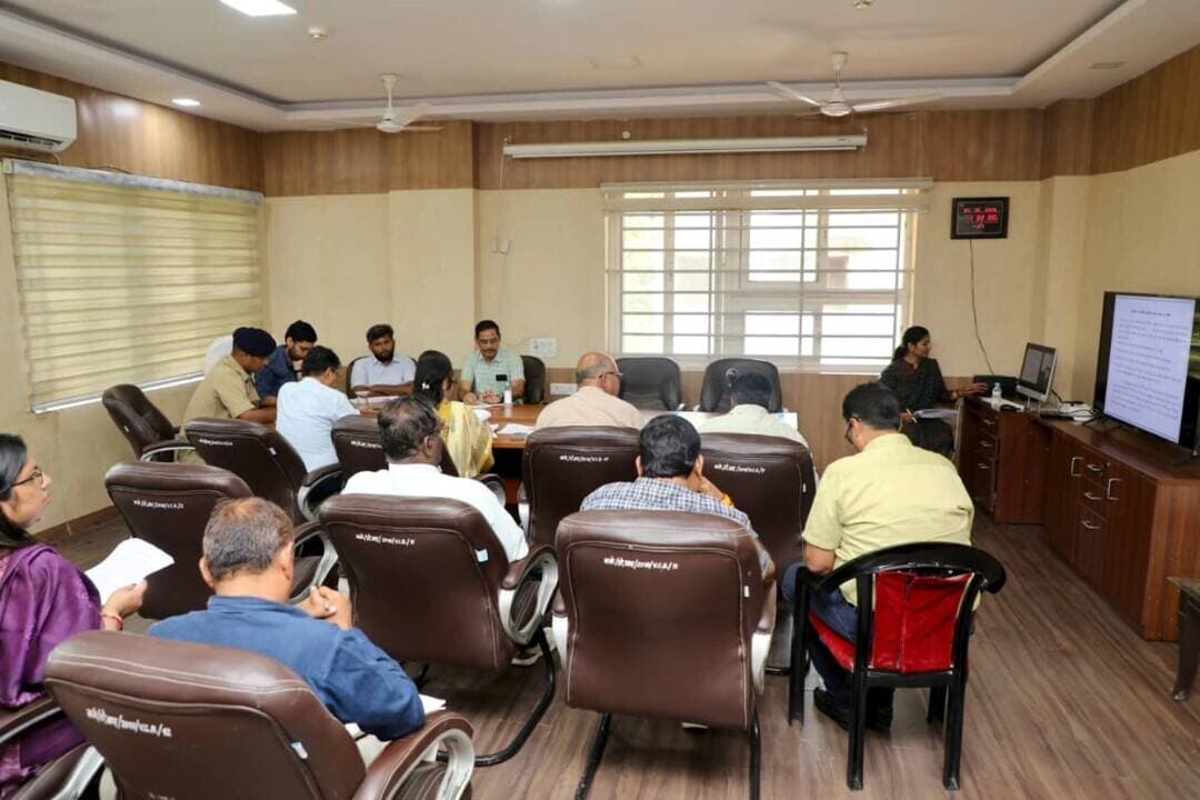 25 अक्टूबर से हरदा, 27 अक्टूबर से सिवनी मालवा, 1 नवंबर से इटारसी एवं 05 नवंबर से सोहागपुर के लिए तवा नहर से पानी छोड़ा जाएगा
संभागीय जल उपयोगिता समिति की बैठक में लिया गया निर्णय
कलेक्टर कार्यालय नर्मदापुरम में बुधवार को नर्मदापुरम संभाग कमिश्नर श्री श्रीकांत बनोठ की अध्यक्षता में रबी फसलों की सिंचाई के लिए संभागीय जल उपयोगिता समिति की बैठक आयोजित की गई। बैठक में संभागायुक्त श्री बनोठ वीसी के माध्यम से जुड़े। इस दौरान डीआईजी श्री वीरेंद्र सिंह, कलेक्टर नर्मदापुरम श्री आशीष वशिष्ठ, पुलिस अधीक्षक नर्मदापुरम श्री साई कृष्ण एस थोटा, जिला पंचायत के मुख्य कार्यपालन अधिकारी श्री हिमांशु जैन, संयुक्त आयुक्त (विकास) श्री नवल मीना, जल संसाधन विभाग के मुख्य अभियंता श्री राजाराम मीना, सहित अन्य अधिकारी उपस्थित रहे। वही हरदा कलेक्टर श्री कुमार सत्यम, बैतूल कलेक्टर सौरभ संजय सोनवणे एवं अन्य संबंधित अधिकारी वीसी के माध्यम से ऑनलाइन मौजूद थे।
संभागीय जल उपयोगिता समिति की बैठक में सर्वसम्मति से तय किया गया कि हरदा जिले के लिए बायी तट मुख्य नहर से 25 अक्टूबर 2026 को, 27 अक्टूबर से सिवनी मालवा की रायगढ़ भिलाड़िया मकड़ाई के लिए व 01 नवम्बर से मिसरोद उप नहर, इटारसी संभाग की नहरे, 05 नवंबर से सोहागपुर से जल प्रवाह शुरू किया जाएगा।
कमिश्नर श्री बनोठ ने कहा कि निर्धारित की गई तिथियों का पर्याप्त रूप से प्रचार करें। ग्रामीण क्षेत्रों में मुनादी करवाई जाए। साथ ही अपने स्तर पर भी विभाग सभी किसान संगठनों से समन्वय कर तिथियों से अवगत कराएं।
इस दौरान जल संसाधन विभाग के मुख्य अभियंता श्री राजाराम मीना ने तवा जलाशय की वर्तमान जल संग्रहण स्थिति 1705 एमसीएम जो की उपलब्ध भराव का 87% होने की जानकारी दी। साथ ही बताया कि वर्तमान में नहरो की साफ सफाई का कार्य निरंतर जारी है। कमिश्नर श्री बनोठ ने जल संसाधन विभाग के उपस्थित अधिकारियों को निर्देशित किया कि नहरो से पानी छोड़े जाने के लिए बेहतर प्रबंधन एवं बेहतर सुविधा सुनिश्चित की जाए। उन्होंने निर्देश दिए की पानी छोड़ने वाले स्थान से लेकर टेल क्षेत्र तक कुछ मुख्य प्वाइंटों पर नहर की सुरक्षा व्यवस्था सुनिश्चित की जाए।