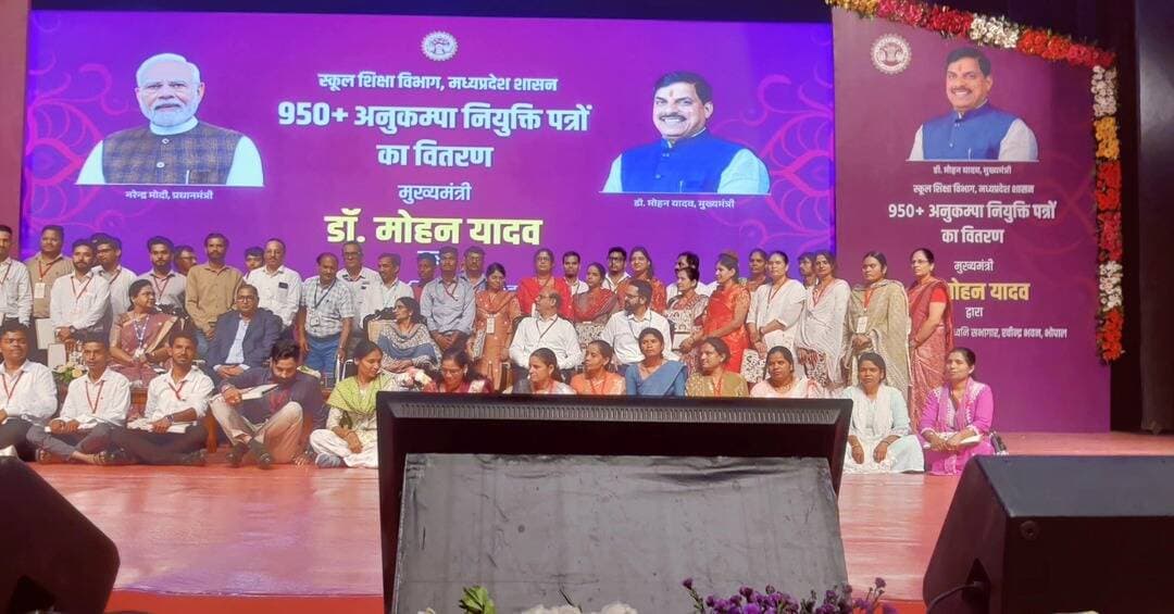 नर्मदापुरम संभाग के 47 अनुकंपा पात्रों को मुख्यमंत्री ने दिए नियुक्ति पत्र
लोक शिक्षण संचालनालय भोपाल के निर्देश पर अनुकंपा नियुक्ति प्रकरणों का निराकरण कर पात्र अभ्यर्थियों को नियुक्ति प्रदान की गई। संयुक्त संचालक लोक शिक्षण नर्मदापुरम संभाग कार्यालय द्वारा प्रकरणों का निराकरण किया गया।
संयुक्त संचालक अरुण कुमार इंग्ले ने बताया कि संभाग में 39 सहायक ग्रेड-3, 6 भृत्य और 2 प्राथमिक शिक्षक के पदों पर कुल 47 पात्र अभ्यर्थियों को अनुकंपा नियुक्ति दी गई।
सभी 47 अभ्यर्थियों को नियुक्ति पत्र मुख्यमंत्री द्वारा भोपाल में आयोजित कार्यक्रम में प्रदान किए गए। इस अवसर पर समय-सीमा में अनुकंपा प्रकरणों के निराकरण के लिए मुख्यमंत्री ने संयुक्त संचालक अरुण इंग्ले को प्रशस्ति पत्र देकर सम्मानित भी किया।
<nis:link nis:type=tag nis:id=narmadapuram nis:value=narmadapuram nis:enabled=true nis:link/>
@CMMadhyaPradesh
@DrMohanYadav51
@JansamparkMP