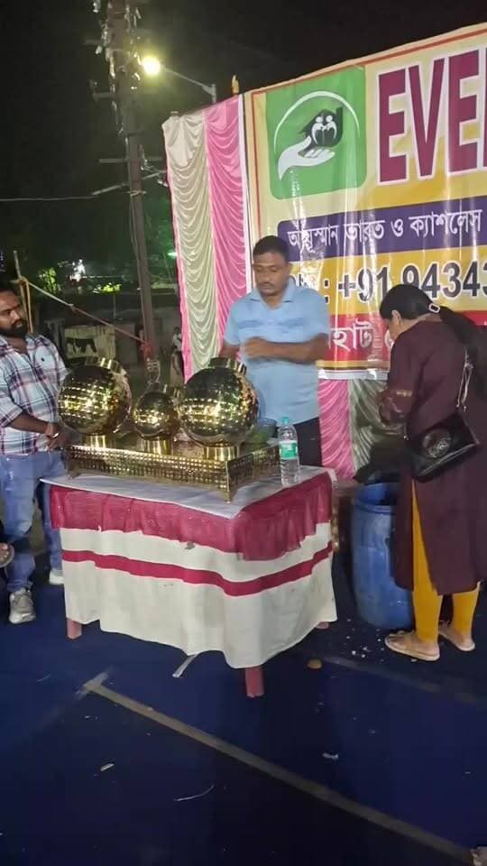 বর্ধমানের আমবাগান সর্বজনীন দূর্গাপুজো কমিটির উদ্যোগে মহা দশমিতে ফুচকা খাওয়া প্রতিযোগিতা।