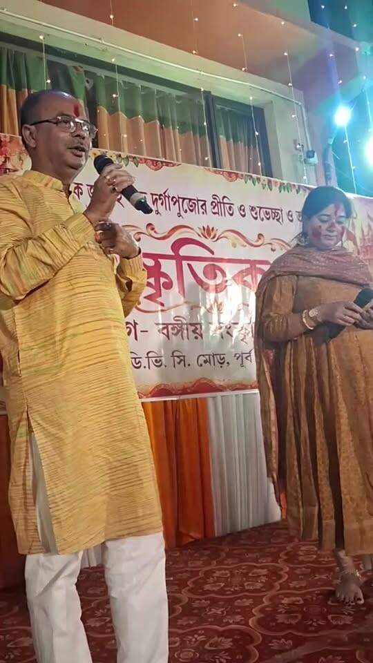 সিঁদুর খেলায় মেতে উঠলেন বর্ধমান দক্ষিণের বিধায়িকা মৌমিতা বিশ্বাস মিশ্র।বর্ধমান জেলা কার্যালয়ে। সরাসরি সম্প্রচার।