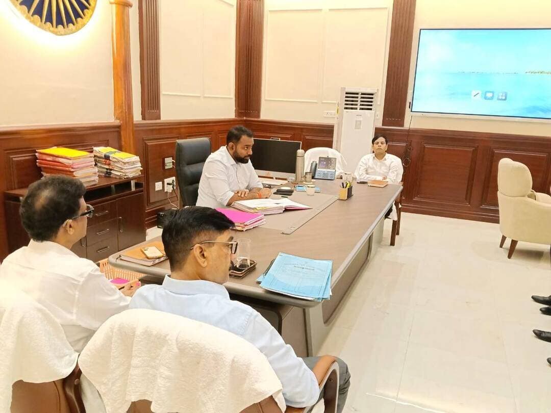*बिहार विधान परिषद के 03, सारण शिक्षक निर्वाचन 2026 से संबंधित पूर्वी चंपारण जिले में मतदान की तैयारी पूर्ण*
*23.10.2026 को पूर्वाह्न 8:00 बजे से अपराह्न 4:00 बजे तक मतदान का समय निर्धारित है*
*जिले के सभी 27 प्रखंड/ अंचल कार्यालय में बनाए गए हैं मतदान केंद्र*
*जिलाधिकारी द्वारा सभी कोषांगों के पदाधिकारीगण के साथ बैठक कर दिया गया जरूरी निर्देश*
बिहार विधान परिषद के 03, सारण शिक्षक निर्वाचन 2026 से संबंधित पूर्वी चंपारण जिले में मतदान की सभी तैयारियां पूर्ण कर ली गई है। आज जिलाधिकारी के द्वारा अपने कार्यालय कक्ष में इस चुनाव को सफलतापूर्वक संपन्न कराने को लेकर गठित कोषांगों के पदाधिकारी के साथ बैठक कर समीक्षा की गई। समीक्षा के दौरान बताया गया कि इस जिले में कुल निर्वाचकों की संख्या 1743 है जिसमें 1534 पुरुष निर्वाचन 209 महिला निर्वाचक हैं। जिले में कुल 27 मतदान केंद्र बनाए गए हैं जो सभी प्रखंड/ अंचल कार्यालय में स्थित है जहां प्रखंड विकास पदाधिकारी पीठासीन पदाधिकारी के रूप में कार्य करेंगे। निर्वाचन कार्य में प्रतिनियुक्त सभी पदाधिकारी को दो चरण की ट्रेनिंग सफलतापूर्वक दे दी गई है।
जिलाधिकारी के द्वारा सामग्री कोषांग की तैयारी की जानकारी प्राप्त की गई एवं निर्देश दिया गया कि मतदान केंद्र पर भेजे जाने वाले सामग्रियों का मिलान चेक लिस्ट से कर लिया जाए एवं कहीं से इसमें कमी नहीं पाई जानी चाहिए।
बैठक से निकलकर जिलाधिकारी महोदय श्री महावीर मध्य विद्यालय लुअठहां गए जहां पर सामग्री कोषांग कार्यरत है और जहां कल दिनांक 22.10.2026 को सभी प्रतिनियुक्त पदाधिकारी को पुनः प्रशिक्षण दी जानी है।
इस निर्वाचन को स्वच्छ निष्पक्ष एवं भय मुक्त वातावरण में संपन्न कराने के लिए मतदान के दिन सेक्टर बार पदाधिकारी की प्रतिनियुक्ति की गई है। जिला में कुल 27 सेक्टर बनाए गए हैं। सेक्टर से ऊपर 13 जोनल दंडाधिकारियों की प्रतिनियुक्ति की गई है। प्रत्येक जोन में दो/तीन सेक्टर रखे गए हैं। जिला के सभी वरीय पदाधिकारी को सुपर जोनल दंडाधिकारी के रूप में प्रतिनियुक्त किया गया है। जिले में कुल 07 सुपर जोनल दंडाधिकारी बनाए गए हैं, जिनको तीन से चार प्रखंड की जिम्मेदारी सौंप गई है।
इस अवसर पर स्वच्छ निष्पक्ष एवं भयमुक्त मतदान संपन्न कराने के उद्देश्य से और असामाजिक तत्वों की गतिविधियों पर निगरानी रखते हुए उन्हें नियंत्रित करने के लिए अंतर जिला एवं अंतः जिला चेक पोस्ट स्थापित किया गया है। जिला अंतर्गत कुल 09 अंतर जिला चेक पोस्ट बनाए गए हैं जो मेहसी कल्याणपुर केसरिया सुगौली ढाका और पहाड़पुर प्रखंड में स्थित हैं। जिला में कुल 36 अंतः जिला चेक पोस्ट बनाए गए हैं।
बिहार विधान परिषद के सारण शिक्षक निर्वाचन 2026 के अवसर पर पूर्वी चंपारण समाहरणालय स्थित आपदा नियंत्रण कक्ष में मतदान के दो दिन पूर्व से मतदान की समाप्ति के पश्चात तक अंतिम खैरियत प्रतिवेदन प्राप्त हो जाने की अवधि तक जिला नियंत्रण कक्ष की स्थापना की गई है जिसका दूरभाष संख्या 06252- 242418 है।
Information & Public Relations Department, Government of Bihar Election Commission of India Chief Electoral Officer, Bihar