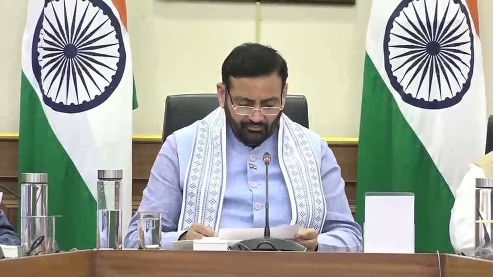 मुख्यमंत्री नायब सिंह सैनी ने मौजूदा हालातों पर प्रशासनिक सचिवों के साथ की समीक्षा बैठक की
गुरुग्राम और नूंह में निजी कंपनी को बिजली आपूर्ति का लाइसेंस मिलने के मामले में हरियाणा सरकार पूरी तरह से बिजली कर्मचारियों के साथ- मुख्यमंत्री
सरकार एचईआरसी के इस निर्णय के खिलाफ विद्युत अपीलीय न्यायाधिकरण (एपीटीईएल) में अपील कर केस की करेगी जोरदार तरीके से पैरवी- मुख्यमंत्री
बिजली कर्मचारी यूनियनसे चाहें तो सरकार इस मामले की पैरवी के लिए उनकी पसंद के वकीलों के माध्यम से केस लड़ने को तैयार- मुख्यमंत्री
सरकार इस मामले में पूरी तरह से बिजली कर्मचारियों के साथ, कर्मचारियों के लिए बातचीत के दरवाजे हमेशा खुले- मुख्यमंत्री
किसी भी स्थिति में मुख्यमंत्री ने सभी विभागों को प्रो-एक्टिव होकर काम करने के दिए निर्देश
मुख्यमंत्री ने बिजली यूनियनों से हड़ताल पर ना जाने की करी अपील
हड़ताल की आड़ में कोई असामाजिक तत्व अव्यवस्था न फैला पाएं ये भी अधिकारी करें सुनिश्चित- मुख्यमंत्री
सभी उपायुक्त जिला स्तर की कमेटी गठित करे जो मुख्य सचिव की अध्यक्षता में गठित हाई-लेवल कमेटी को नियमित रूप से रिपोर्ट दे- मुख्यमंत्री
त्योहारी सीजन में व्यवस्था दुरुस्त कर बिजली कर्मचारियों की हड़ताल से आमजन को असुविधा न हो ये भी सुनिश्चित करें अधिकारी- मुख्यमंत्री
सरकार ने हरियाणा में निजी कंपनी के माध्यम से बिजली आपूर्ति लाइसेंस देने के लिए कोई आवेदन नहीं मांगा- कैबिनेट मंत्री अनिल विज
एचईआरसी के नियमों में इसका प्रावधान किकोई कंपनी लाइसेंस के लिए आवेदन कर सकता है- कैबिनेट मंत्री
सरकार ने इंजीनियर्स एसोसिएशन के साथ मिलकर शुरू से ही निजी कंपनी को लाइसेंस देने का विरोध किया- कैबिनेट मंत्री