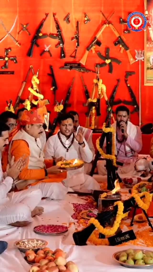 🚩 परंपरा, पराक्रम और जनसेवा का संगम!
इंदौर के डीआरपी लाइन में हुआ शस्त्र पूजन के भव्य समारोह का आयोजन
विजयादशमी के पावन अवसर पर माननीय मुख्यमंत्री डॉ. मोहन यादव जी ने डीआरपी लाइन, इंदौर में विधि-विधान से किया पारंपरिक शस्त्र पूजन। 🙏
इस अवसर पर आधुनिक पुलिसिंग की दिशा में‘पुलिस सेतु एप’ का लोकार्पण 50 एवं हाईटेक मोटरसाइकिलों की सौगात भी प्रदान की गई।
शौर्य की परंपरा, आधुनिकता का संकल्प और जनसेवा का ध्येय — सुरक्षित इंदौर, सशक्त पुलिस! 🇮🇳