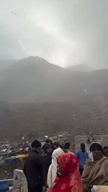 ❄️ केदारनाथ धाम में बर्फबारी से बढ़ी ठिठुरन, 17.84 लाख से अधिक श्रद्धालुओं ने किए बाबा के दर्शन🙏🔱
🌨️ विश्वप्रसिद्ध श्री केदारनाथ धाम में बुधवार दोपहर बाद हुई बर्फबारी से धाम और आसपास की पहाड़ियां बर्फ की सफेद चादर में ढक गईं। बर्फबारी के बाद तापमान में गिरावट आई है और ठंड का असर बढ़ गया है।
🙏 अब तक 17,84,660 श्रद्धालुओं ने किए बाबा केदार के दर्शन।
📅 आगामी 11 नवंबर 2026 को शीतकाल के लिए केदारनाथ धाम के कपाट बंद कर दिए जाएंगे। यात्रा अंतिम चरण में पहुंचने के बावजूद बाबा के दर्शन के लिए श्रद्धालुओं का पहुंचना जारी है।
जिलाधिकारी विशाल मिश्रा ने श्रद्धालुओं से अपील की है कि यात्रा पर आने से पहले मौसम की ताजा जानकारी लें। पर्याप्त गर्म कपड़े, जरूरी दवाइयां साथ रखें और प्रशासन की ओर से जारी दिशा-निर्देशों का पालन करें।
🔱 बाबा केदार के दिव्य दर्शन के लिए पहुंच रहे श्रद्धालुओं से अपील—सतर्क रहें, सुरक्षित रहें और अपनी यात्रा को सुगम बनाएं।
📍 स्थान: श्री केदारनाथ धाम, जनपद रुद्रप्रयाग
#KedarnathDham #केदारनाथधाम #बाबाकेदार #KedarnathYatra2026 #बर्फबारी #रुद्रप्रयाग #Uttarakhand #CharDhamYatra