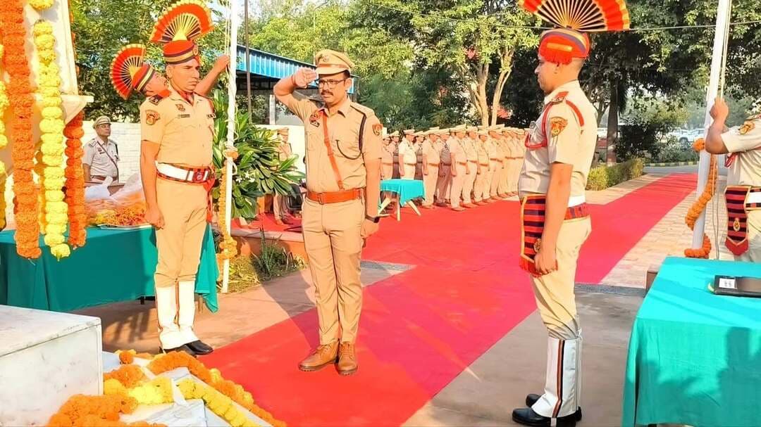 पुलिस स्मृति दिवस पर भिवानी पुलिस ने शहीद जवानों को दी श्रद्धांजलि, एसपी मयंक मिश्रा आईपीएस ने शहीद पुलिस अधिकारी व कर्मचारीयों के परिवारजनो से की मुलाकात।*
पुलिस स्मृति दिवस के अवसर पर आज पुलिस लाईन भिवानी स्थित शहीद स्थल पर श्रद्धांजलि कार्यक्रम आयोजित किया गया। पुलिस अधीक्षक भिवानी श्री मयंक मिश्रा, आईपीएस ने सर्वप्रथम शहीद पुलिसकर्मियों के स्मारक पर पुष्पचक्र अर्पित कर वीर शहीदों को नमन किया। इसके बाद पुलिस विभाग की टुकड़ी ने शहीद जवानों को सलामी दी तथा उपस्थित अधिकारियों एवं कर्मचारियों ने दो मिनट का मौन रखकर उनके सर्वोच्च बलिदान को श्रद्धांजलि अर्पित की।
*हॉट स्प्रिंग्स की घटना से जुड़ा है पुलिस स्मृति दिवस*
एसपी मयंक मिश्रा ने उपस्थित पुलिस अधिकारियों, कर्मचारियों एवं शहीद परिवारों के सदस्यों को संबोधित करते हुए बताया कि पुलिस स्मृति दिवस प्रत्येक वर्ष 21 अक्टूबर को मनाया जाता है। 21 अक्टूबर 1959 को लद्दाख के हॉट स्प्रिंग्स क्षेत्र में भारत की सीमा की निगरानी कर रहे पुलिस दल पर चीनी सैनिकों ने हमला किया था। इस घटना में सीआरपीएफ के 10 जवान शहीद हो गए थे। इन वीर जवानों की शहादत की स्मृति में वर्ष 1960 से 21 अक्टूबर को पुलिस स्मृति दिवस मनाया जा रहा है। यह दिवस देश की सुरक्षा और नागरिकों की रक्षा करते हुए अपने प्राण न्योछावर करने वाले सभी पुलिसकर्मियों के अदम्य साहस, कर्तव्यनिष्ठा एवं राष्ट्रसेवा का प्रतीक है।
इस अवसर पर एसपी ने शहीद पुलिसकर्मियों के नामों का स्मरण करते हुए उनके बलिदान को नमन किया। उन्होंने कहा कि शहीद जवानों का साहस और कर्तव्य के प्रति समर्पण प्रत्येक पुलिसकर्मी के लिए प्रेरणास्रोत है। पुलिसकर्मियों को उनके आदर्शों से प्रेरणा लेकर पूरी ईमानदारी, निष्ठा और जनसेवा की भावना के साथ अपने कर्तव्यों का निर्वहन करना चाहिए।
*भिवानी पुलिस के वीर शहीदों का सर्वोच्च बलिदान*
**1. शहीद राव रणबीर सिंह, एचपीएस, डीएसपी:** गांव दिनोद, जिला भिवानी निवासी राव रणबीर सिंह ने पुलिस सेवा के दौरान अदम्य साहस का परिचय दिया। लूट की वारदात के आरोपियों की तलाश के दौरान पुलिस टीम के साथ कार्रवाई करते समय बदमाशों की गोलीबारी का बहादुरी से मुकाबला करते हुए वे वीरगति को प्राप्त हुए।
**2. शहीद सिपाही राजेश कुमार:** गांव धनाना, जिला भिवानी निवासी सिपाही राजेश कुमार 10 जनवरी 2004 को गुरुग्राम में बंदियों को अदालत में पेश करने जा रही पुलिस पार्टी के साथ तैनात थे। अदालत के पास बदमाशों द्वारा गोलीबारी किए जाने पर उन्होंने बहादुरी से मुकाबला किया और कर्तव्य निभाते हुए शहीद हो गए। उनकी वीरता के लिए भारत सरकार द्वारा उन्हें पुलिस पदक से सम्मानित किया गया।
**3. शहीद सिपाही सत्यवान:** गांव मिताथल, जिला भिवानी निवासी सिपाही सत्यवान 22 मई 1992 को जिला कुरुक्षेत्र में सुरक्षा ड्यूटी के दौरान आतंकवादियों के हमले में शहीद हो गए। देश की सुरक्षा के लिए दिया गया उनका सर्वोच्च बलिदान सदैव स्मरणीय रहेगा।
**4. शहीद ईएएसआई सुनील कुमार:** गांव बड़सी, जिला भिवानी निवासी ईएएसआई सुनील कुमार 27 अप्रैल 2026 को भिवानी से हांसी जा रही एक निजी बस में आग लगने की घटना के दौरान यात्रियों को बचाने के प्रयास में आग की चपेट में आ गए और वीरगति को प्राप्त हुए। उनका साहस, कर्तव्यनिष्ठा और मानवता के प्रति समर्पण सदैव प्रेरणा देता रहेगा।
*शहीद पुलिस कर्मचारियों के परिवारों से मुलाकात कर सहयोग का दिया भरोसा*
कार्यक्रम के दौरान पुलिस अधीक्षक श्री मयंक मिश्रा ने शहीद पुलिसकर्मियों के परिजनों से मुलाकात की, उनसे बातचीत कर उनका कुशलक्षेम जाना तथा उन्हें सम्मानित किया। एसपी ने परिजनों को आश्वस्त किया कि पुलिस विभाग उनके साथ खड़ा है और वर्तमान एवं भविष्य में आवश्यकता पड़ने पर हर संभव सहायता एवं सहयोग प्रदान करने के लिए सदैव तत्पर रहेगा।
कार्यक्रम में जिले के सभी डीएसपी, थाना प्रबंधक, चौकी इंचार्ज, अपराध शाखाओं के इंचार्ज तथा अन्य पुलिस अधिकारियों एवं कर्मचारियों ने शहीद जवानों को श्रद्धासुमन अर्पित कर उनके सर्वोच्च बलिदान को नमन किया।