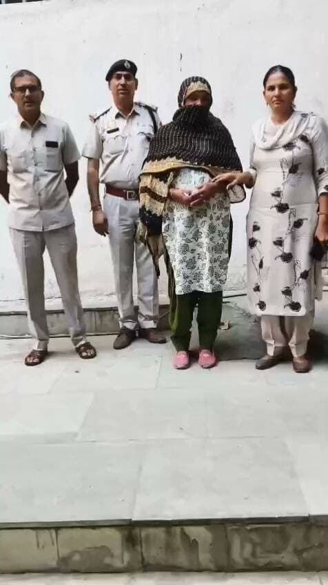 *एंटी नारकोटिक्स सैल भिवानी ने मादक पदार्थ हेरोइन बेचने की फिराक में खड़ी महिला को किया गिरफ्तार, 7.64 ग्राम हेरोइन बरामद।*
पुलिस अधीक्षक भिवानी श्री मयंक मिश्रा, आईपीएस के निर्देशानुसार जिला में मादक पदार्थों की तस्करी एवं बिक्री करने वाले आरोपियों के विरुद्ध सख्त कार्रवाई करते हुए भिवानी पुलिस द्वारा लगातार अभियान चलाया जा रहा है। इसी अभियान के तहत एंटी नारकोटिक्स सैल भिवानी की टीम ने मादक पदार्थ हेरोइन के साथ एक महिला को गिरफ्तार करने में सफलता हासिल की है।
**दिनांक 20 अक्टूबर 2026** को एंटी नारकोटिक्स सैल भिवानी में तैनात एएसआई अमरजीत अपनी पुलिस टीम के साथ हांसी चुंगी बवानी खेड़ा पर मौजूद थे। इसी दौरान पुलिस टीम को विश्वसनीय सूत्रों से सूचना प्राप्त हुई कि जमालपुर रोड पर गोदाम के पास एक महिला हेरोइन बेचने की फिराक में खड़ी है। सूचना की गंभीरता को देखते हुए पुलिस टीम ने बताए गए स्थान पर नियमानुसार कार्रवाई करते हुए छापेमारी की और एक महिला को काबू किया।
*महिला की पहचान गीता पत्नी संजय, निवासी कच्ची घड़ी मोहल्ला, पुराना बस स्टैंड, रोहतक, हाल निवासी वार्ड नंबर- 5, बवानी खेड़ा के रूप में हुई है।*
पुलिस टीम द्वारा नियमानुसार तलाशी लेने पर आरोपित महिला के कब्जे से **7.64 ग्राम मादक पदार्थ हेरोइन** बरामद की गई। इस संबंध में आरोपित महिला के विरुद्ध थाना बवानी खेड़ा में एनडीपीएस एक्ट के तहत अभियोग दर्ज कर नियमानुसार आगामी कार्रवाई अमल में लाई गई।
पुलिस द्वारा आरोपित महिला को माननीय न्यायालय में पेश किया गया। न्यायालय के आदेशानुसार महिला को जिला कारागार भेज दिया गया है।
**भिवानी पुलिस आमजन से अपील करती है कि मादक पदार्थों की तस्करी एवं बिक्री से संबंधित किसी भी प्रकार की सूचना पुलिस को दें। सूचना देने वाले व्यक्ति की पहचान गोपनीय रखी जाएगी। नशे के अवैध कारोबार में संलिप्त व्यक्तियों के विरुद्ध नियमानुसार सख्त कार्रवाई जारी रहेगी।**
पुलिस प्रवक्ता, भिवानी।