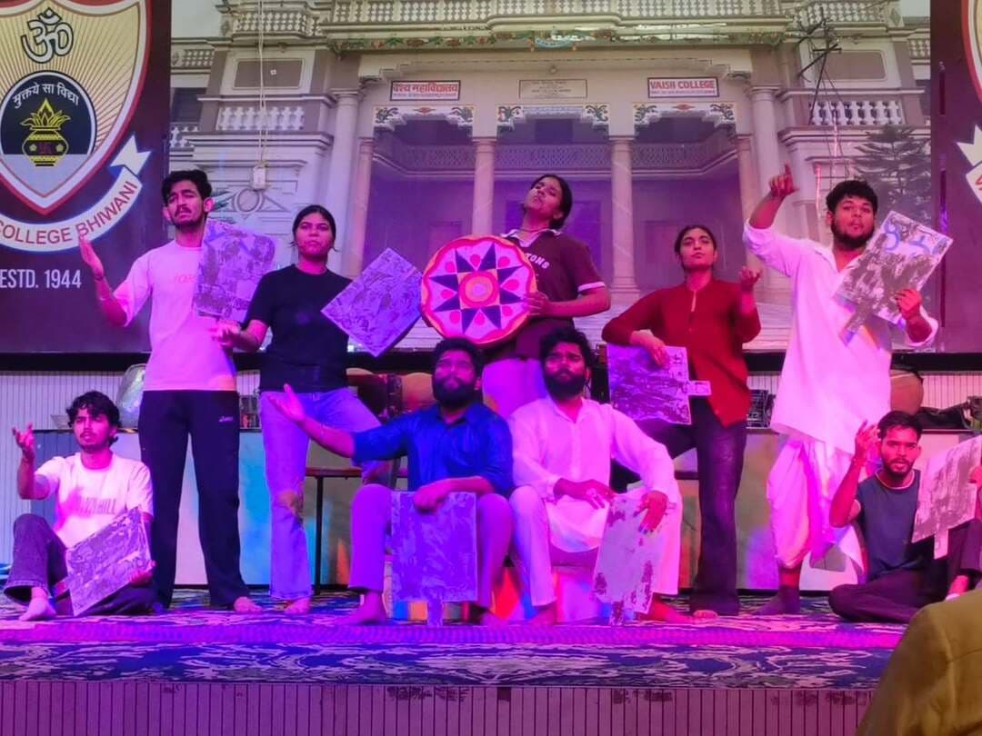 सांस्कृतिक गतिविधियाँ विद्यार्थियों के व्यक्तिगत विकास एवं प्रतिभा निखारने में सहायक-शिवरतन गुप्ता
वैश्य महाविद्यालय भिवानी के सांस्कृतिक प्रकोष्ठ द्वारा महाविद्यालय प्रांगण में किया गया चौ. बंसीलाल विश्वविद्यालय द्वारा महिला महाविद्यालय झोझुक़ला में होने वाले युवा समारोह में दी जाने वाली सभी प्रस्तुतियों का पूर्वालोकन कार्यक्रम का आयोजन।
भिवानी 21अक्टूबर 2026
विद्यार्थियों की प्रतिभा को निखारने के लिए सही प्रशिक्षण एवं प्लेटफार्म के साथ प्रोत्साहन और बेहतर अवसर उपलब्ध कराने की आवश्यकता है। सांस्कृतिक गतिविधियाँ विद्यार्थियों के व्यक्तिगत विकास एवं प्रतिभा निखारने में सहायक का काम करती हैं यह बात स्थानीय वैश्य महाविद्यालय भिवानी के सांस्कृतिक प्रकोष्ठ द्वारा महाविद्यालय प्रांगण में आयोजित चौ. बंसीलाल विश्वविद्यालय द्वारा महिला महाविद्यालय झोझुक़ला में होने वाले युवा समारोह में दी जाने वाली सभी प्रस्तुतियों का पूर्वालोकन कार्यक्रम के शुभारंभ अवसर पर मुख्य अतिथि वैश्य महाविद्यालय ट्रस्ट के प्रधान एडवोकेट शिवरत्न गुप्ता ने
विधार्थियों को संबोधित करते हुए कहीं।उन्होनें कहा कि सांस्कृतिक गतिविधियाँ हमें आपसी प्रेमभाव और एकता का संदेश देती हैं उन्होनें कहा की वैश्य महाविधालय के विद्यार्थी हर क्षेत्र में अपनी प्रतिभा का लोहा मनवा रहे हैं। विशिष्ट अतिथि वैश्य महाविद्यालय ट्रस्ट के कोषाध्यक्ष विजय किशन अग्रवाल ने
अपने संबोधन में कहा कि महाविद्यालय के युवा कल्याण विभाग द्वारा आयोजित सांस्कृतिक गतिविधियों से विधार्थियों में नए उत्साह व जोश का संचार होता है।उन्होंने कहा कि महाविद्यालय के युवा कल्याण विभाग द्वारा आयोजित सांस्कृतिक कार्यक्रमों में विद्यार्थियों द्वारा विशेष रुचि लेकर अपनी प्रतिभा एवं कला का बेहतर प्रदर्शन किया जा रहा है जो कि एक सराहनीय कदम है।
कार्यक्रम का शुभारंभ महाविद्यालय के प्राचार्य डॉ. संजय गोयल के नेतृत्व में अतिथियों के स्वागत के साथ किया गया। किया गया।कार्यक्रम में मुख्य रूप से वैश्य महाविद्यालय ट्रस्ट के प्रधान एडवोकेट शिवरत्न गुप्ता, कोषाध्यक्ष विजय किशनअग्रवाल,महाविद्यालय के प्राचार्य डॉ. संजय गोयल,महाविधालय के सांस्कृतिक प्रकोष्ठ के अध्यक्ष डॉ. हरिकेश पंघाल सभी टीमों के इंचार्ज,प्रशिक्षक वरिष्ठ कलाकार कौशल भारद्वाज,अनूप, हरकीर्त,हरजोत
एवं महाविद्यालय परिवार के सभी सदस्यों ने ने शिरकत की। अतिथियों का स्वागत करते हुए महाविधालय के प्राचार्य डॉ.संजय गोयल ने अपने संबोधन में कहा कि महाविधालय में विद्यार्थियों के सर्वांगीण विकास को प्राथमिकता दी जा रही है और इसी कड़ी में महाविधालय में विभिन्न प्रकोष्ठों का गठन किया गया है ताकि विद्यार्थियों की अंतर्निहित प्रतिभाओं को उभारा जा सके। उन्होनें कहा कि महाविद्यालय प्रबंधन महाविद्यालय के उत्थान के लिए हमेशा प्रयासरत रहता है इनके माध्यम से आज भी महाविद्यालय में विधार्थियों के विकास के लिए प्रतिबंध है।महाविधालय के सांस्कृतिक प्रकोष्ठ के अध्यक्ष डॉ. हरिकेश पंघाल ने बताया कि युवा महोत्सव के पूर्वावलोकन कार्यक्रम में कलाकार विधार्थियों ने बढ चढ़ कर भाग लेते हुए अपनी प्रतिभा का लोहा मनवाया। उन्होंने बताया कि चौधरी बंसी लाल विश्वविद्यालय विश्वविद्यालय द्वारा आयोजित किए जाने वाले युवा महोत्सव कि 41 विधाओं में से हमारे महाविद्यालय के छात्र कलाकार 40 विधाओं में अपनी प्रस्तुति देंगे। डॉ. हरिकेश पंघाल ने बताया कि महाविद्यालय के विद्यार्थियों में छुपी हुई प्रतिमा का पता लगाकर उन्हें निखारने के उद्देश्य से महाविद्यालय प्रांगण में समय समय पर सांस्कृतिक कार्यक्रमो का आयोजन होता रहा है ।
इस अवसर पर महाविद्यालय परिवार के सभी सदस्य उपस्थित रहे।
सांस्कृतिक कार्यक्रमों की श्रृंखला में ये हुए कार्यक्रम
महाविद्यालय के विद्यार्थी कलाकारों ने महाविद्यालय के पूर्व छात्र यश केजरीवाल द्वारा तैयार करवाया गया गिरीश कर्नाड के प्रथम हिंदी नाटक ययाती की बेहतरीन प्रस्तुति दी।नाटक के माध्यम से कलाकारों ने वासना पर काबू रखने की सीख दी।
हरियाणवी स्किट के माध्यम से समाज रिश्तों की संजीदगी को प्रस्तुत करते हुए दिखाया की आज रिश्तो की कद्र कितनी आवश्यक है प्रश्न के माध्यम से यह बताया गया कि सच्चे रिश्ते कितने आवश्यक हैं।
हरियाणवी फोक डांस में विद्यार्थी कलाकारों
दीपांशु,शिवम,निशांत,इशिका,दीपिका,खुशी,कीर्ति,कृतिका,तान्या,दीक्षा,आरुषि,मोक्ष,विनीता एवं अंजलि
ने हरियाणवी गीत 'चाल पड़ी पाणी लेवण नय मय' पर बेहतरीन डांस की प्रस्तुति दी।
युवा कलाकारों ने माईम के माध्यम से मां की महता को दर्शाती मार्मिक प्रस्तुति दी।
छात्र अंकित ने मिमिक्री के माध्यम से पशु पक्षियों,कलाकारों एवं अन्य वाद्य यंत्रों की आवाज निकाल कर सभी को हंसने के लिए मजबूर कर दिया।
हिंदी काव्य पाठ मे छात्र यश ने कविता 'में चढ़ते सूरज को लोग जल देंगे', छात्र हरपाल ने पंजाबी कविता 'वाव मेरे मौला तेरे कैसे रंग न्यारे', छात्रा चांदनी ने अंग्रेजी कविता पर,छात्र यश ने उर्दू कविता 'दूसरा फैसला नहीं होता,इश्क में मशविरा नहीं होता,
छात्र सिद्धांत ने महाभारत के श्लोक के संस्कृत श्लोकोच्चारण की बेहतरीन प्रस्तुति दी।
छात्रों ने कव्वाली नजर की नजर से नजर ना लगे,कोई हसी भी इस कदर ना लगे पर प्रस्तुति के दौरान उपस्थित दर्शकों का मन मोह लिया।
छात्रा खुशी ने हरियाणवी सोलो गीत थर थर कांपे गांत मेरा,मतना पकड़े हाथ मेरा पर अपनी बेहतरीन प्रस्तुति दी।
ऑर्केस्ट्रा हरियाणवी के माध्यम से विधार्थियों ने हरियाणा प्रदेश की लोक वाद्य यंत्रों के अपनी प्रस्तुति दी।
हरियाणवी नृत्य में महाविद्यालय की छात्राओं ने सभी दर्शकों को थिरकने पर मजबूर कर दिया इसके अलावा कलाकारों ने विभिन्न विधाओं की प्रस्तुति दी। जिससे पूरे पंडाल में छात्रों ने समा बांध दिया।