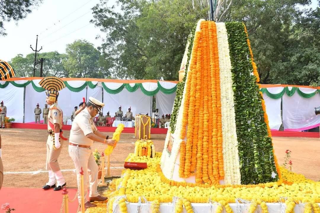 आठवीं वाहिनी विशेष सशस्त्र बल, पीटीएस में पुलिस स्मृति दिवस समारोह संपन्न
वीर शहीद पुलिसकर्मियों को पुष्पचक्र अर्पित कर दी श्रद्धांजलि, शहीदों के परिजनों का किया सम्मान
===================================
आठवीं वाहिनी विशेष सशस्त्र बल, पीटीएस में बुधवार को पुलिस स्मृति दिवस समारोह-2026 गरिमामय एवं श्रद्धापूर्ण वातावरण में आयोजित किया गया। कार्यक्रम के मुख्य अतिथि पुलिस उप महानिरीक्षक (डीआईजी), छिंदवाड़ा रेंज श्री राकेश कुमार सिंह थे। इस अवसर पर कलेक्टर श्री हरेंद्र नारायन एवं पुलिस अधीक्षक श्री अजय पाण्डेय सहित वरिष्ठ अधिकारियों, पुलिस बल के जवानों और शहीदों के परिजनों ने अमर शहीदों को श्रद्धांजलि अर्पित की। समारोह का आयोजन आठवीं वाहिनी की सेनानी श्रीमती निवेदिता गुप्ता के मार्गदर्शन में किया गया।
शहीद पुलिसकर्मियों के सर्वोच्च बलिदान का किया स्मरण - पुलिस स्मृति दिवस प्रतिवर्ष 21 अक्टूबर को देश की सुरक्षा और कानून-व्यवस्था बनाए रखने के दौरान अपने प्राणों का बलिदान देने वाले पुलिसकर्मियों की स्मृति में मनाया जाता है। यह दिवस 21 अक्टूबर 1959 को लद्दाख के दुर्गम हॉट स्प्रिंग्स क्षेत्र में चीनी सेना के हमले का वीरतापूर्वक सामना करते हुए वीरगति प्राप्त करने वाले केंद्रीय रिजर्व पुलिस बल के 10 जवानों की शहादत की स्मृति को समर्पित है।
समारोह का शुभारंभ परेड द्वारा सर्वप्रथम सेनानी श्रीमती निवेदिता गुप्ता और तत्पश्चात मुख्य अतिथि डीआईजी श्री राकेश कुमार सिंह को सलामी देने के साथ हुआ। परेड का नेतृत्व परेड कमांडर निरीक्षक विसबल श्री रविंद्र उइके ने किया, जबकि परेड टूआईसी का दायित्व उपनिरीक्षक श्री रमेश धुर्वे ने निभाया। परेड में विशेष सशस्त्र बल, जिला पुलिस बल और जिला होमगार्ड बल की तीन प्लाटून शामिल हुईं। प्रथम प्लाटून का नेतृत्व उपनिरीक्षक श्री कालीचरण सोनवंशी, द्वितीय प्लाटून का नेतृत्व उपनिरीक्षक श्री खेलन सिंह तथा तृतीय प्लाटून का नेतृत्व श्री बी.एस. धुर्वे ने किया।
इसके बाद सेनानी श्रीमती निवेदिता गुप्ता ने विगत वर्ष कर्तव्य निर्वहन के दौरान देशभर में शहीद हुए पुलिसकर्मियों के नामों का ससम्मान वाचन किया। शहीदों की स्मृति में शोक शस्त्र की कार्रवाई संपन्न हुई तथा शहीद स्मारक को सलामी देकर देश की आंतरिक सुरक्षा, संप्रभुता और कानून-व्यवस्था की रक्षा में अपने प्राण न्योछावर करने वाले वीर जवानों के सर्वोच्च बलिदान को नमन किया गया।
शहीदों के परिजनों का शॉल-श्रीफल से सम्मान - समारोह में छिन्दवाड़ा जिले के शहीद पुलिसकर्मियों के परिजन भी उपस्थित थे। अतिथियों द्वारा शहीदों के परिजनों का शॉल-श्रीफल भेंट कर सम्मान किया गया। इसके पश्चात अमर जवान ज्योति शहीद स्मारक पर उपस्थित अधिकारियों, कर्मचारियों, अतिथियों और परिजनों ने पुष्पचक्र अर्पित कर अमर शहीदों को श्रद्धांजलि दी।
कार्यक्रम में उपसेनानी श्री अरुण कश्यप, सहायक सेनानी श्रीमती उषा राय एवं श्री अनिल राय, उप पुलिस अधीक्षक (अजाक) श्री सुनील बरकड़े, निरीक्षक क्वार्टर मास्टर श्री संतोष उइके, निरीक्षक श्री सचिन भट्टे, श्री राजेंद्र मरावी, श्री अजीत सिंह एवं श्री शकील अहमद, आरआई पुलिस लाइन श्री हर्ष यादव, सूबेदार मेजर श्री विक्रम मरकाम, उपनिरीक्षक श्री धनराज पवार, श्री रतन सुब्बा एवं श्री संतोष रौथाण सहित जिला पुलिस बल और आठवीं वाहिनी के अधिकारी-कर्मचारी उपस्थित थे।
#पुलिस_स्मृति_दिवस
#procwa #छिंदवाड़ा
#JansamparkMP
Dr Mohan Yadav
CM Madhya Pradesh
Home Department of Madhya Pradesh
Jansampark Madhya Pradesh