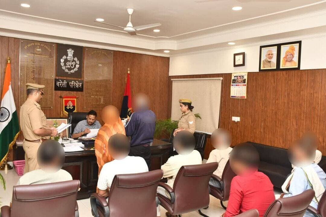 पुलिस उपमहानिरीक्षक बरेली परिक्षेत्र IPS Ajay Sahni द्वारा परिक्षेत्र कार्यालय में <nis:link nis:type=tag nis:id=जनसुनवाई nis:value=जनसुनवाई nis:enabled=true nis:link/> के दौरान आमजन की शिकायतों को सुनकर उनके त्वरित एवं गुणवत्तापूर्ण निस्तारण करने हेतु संबंधित को आवश्यक दिशा-निर्देश दिये गये।@