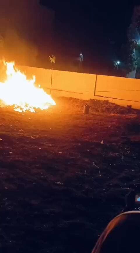ग्रीन सोसाइटी में बाल सखा मंडली द्वारा रावण दहन आयोजन।
दैनिक वीरधरा राजस्थान।
चित्तौड़गढ़। 21 अक्टूबर 2026 ग्रीन सोसाइटी में ग्रैंड रावण दहन उत्सव हर्ष और उल्लास से संपन्न हुआ।
नई कोर्ट के पीछे ग्रीन सोसाइटी में बाल सखा मंडली द्वारा रावण दहन कार्यक्रम का सफल आयोजन किया गया।
''संस्कृति दिल में हो तो उत्सव रोशन हो ही जाता है ''इस कथन को सच कर दिखाया ग्रीन सोसाइटी की बाल सखा मंडली के नन्हे सितारों ने।
इस वर्ष का ग्रैंड रावण दहन उत्सव केवल एक आयोजन ही नहीं बल्कि हमारी सनातन परंपरा और संस्कृति के प्रति बच्चों के अटूट प्रेम और समर्पण का प्रतीक बन गया जहां बड़े आयोजन कंपनियों पर निर्भर होते हैं वही हमारे इन बच्चों ने अपने नन्हें हाथों, अथक प्रयास और अदम्य उत्साह से पूरे उत्सव को इतना भव्य और दिव्य बना दिया।।
संरक्षक महेंद्र शर्मा और मुनिराज मीणा ने बताया कि रावण दहन की तैयारी से लेकर मैदान की सजावट लाइटिंग और व्यवस्था तक हर कार्य में बच्चों की मेहनत और लगन साफ झलक रही थी देर रात तक जाग कर पढ़ाई के साथ-साथ समय निकालकर इन बच्चों ने संस्कृति के प्रति जो निष्ठा और समर्पण दिखाया है वह सच में अनुकरणीय है।
ग्रीन सोसाइटी के पार्क में शाम 7:30 पर विधि विधान से पूजा अर्चना कर रावण दहन का आयोजन किया गया जिसमें सोसाइटी के निवासियों ने सहभागिता की। रावण का पुतला आकर्षण का केंद्र रहा जिसे बच्चों ने अपनी मेहनत और लगन से खुद तैयार किया था कार्यक्रम बहुत ही सुन्दर और सराहनीय रहा। सभी कॉलोनी वासियों ने बच्चों के इस आयोजन की भूरि भूरि प्रशंसा की।
इस सफल आयोजन के पीछे बाल सखा मंडली के होनहार सदस्य हिमांशु, भावित, भावुक, सुमाय हर्ष आयुष्मान और योगेंद्र सहित पूरी टीम का विशेष, प्रशंसनीयऔर अनुकरणीय योगदान रहा।
संस्कृति ही हमारी पहचान है और इसे जीवित रखना हम सब का परम कर्तव्य है आज इन बच्चों ने हमें फिर याद दिलाया कि हमारे त्योहार सिर्फ उत्सव नहीं बल्कि हमारे संस्कार हैं।