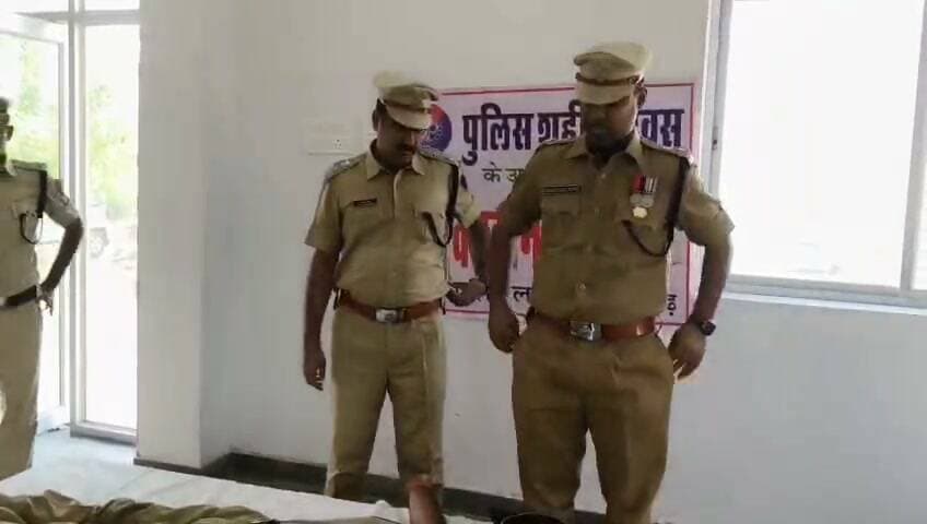 पुलिस शहीद दिवस पर शहीदों को किया याद
एसपी सहित अन्य पुलिस अधिकारियों व सेवानिवृत्त पुलिस कर्मियों ने दी श्रद्धांजलि
पुलिस कर्मियों ने स्वेच्छिक रक्तदान किया।
दैनीक वीरधरा राजस्थान।
चित्तौड़गढ़। राष्ट्र के लिए कर्तव्य पर शहीद होने वाले पुलिसकर्मियों को श्रद्धांजलि देने के लिए पुलिस लाइन में बुधवार को पुलिस शहीद दिवस का आयोजन किया गया। पुलिस अधिकारियों व जवानों ने शहीदों को श्रद्धांजलि दी। पुलिस अधीक्षक धर्मेंद्र सिंह ने इस वर्ष शहीद हुए पुलिसकर्मियों के बारे में जानकारी दी। शहीदों को हथियार व शीश झुका कर शोक सलामी दी गई। उनके सम्मान में दो राउंड फायरिंग भी की गई। पुलिस लाईन, थानों व कार्यालयों के पुलिसकर्मी रक्तविरों ने स्वेच्छिक रक्तदान किया।
पुलिस शहीद दिवस के अवसर पर पुलिस अधीक्षक धर्मेंद्र सिंह सहित पुलिस अधिकारियों, कर्मचारियों एवं सेवानिवृत्त पुलिस कर्मियों ने शहीदों की स्मृति में पौधारोपण कर पर्यावरण संरक्षण का संदेश दिया। वहीं, जिले के विभिन्न थानों, पुलिस लाइन एवं कार्यालयों में पुलिसकर्मियों ने स्वेच्छा से रक्तदान कर मानव सेवा का संकल्प निभाया।
इस अवसर पर पुलिस अधीक्षक धर्मेन्द्र सिंह के अलावा, अतिरिक्त पुलिस अधीक्षक गजेंद्र सिंह, अशोक कुमार, पुलिस उप अधीक्षक बृजेश सिंह सहित पुलिस के अन्य अधिकारी, कर्मचारीगण एवं सेवानिवृत्त पुलिस कर्मी मौजूद रहे।