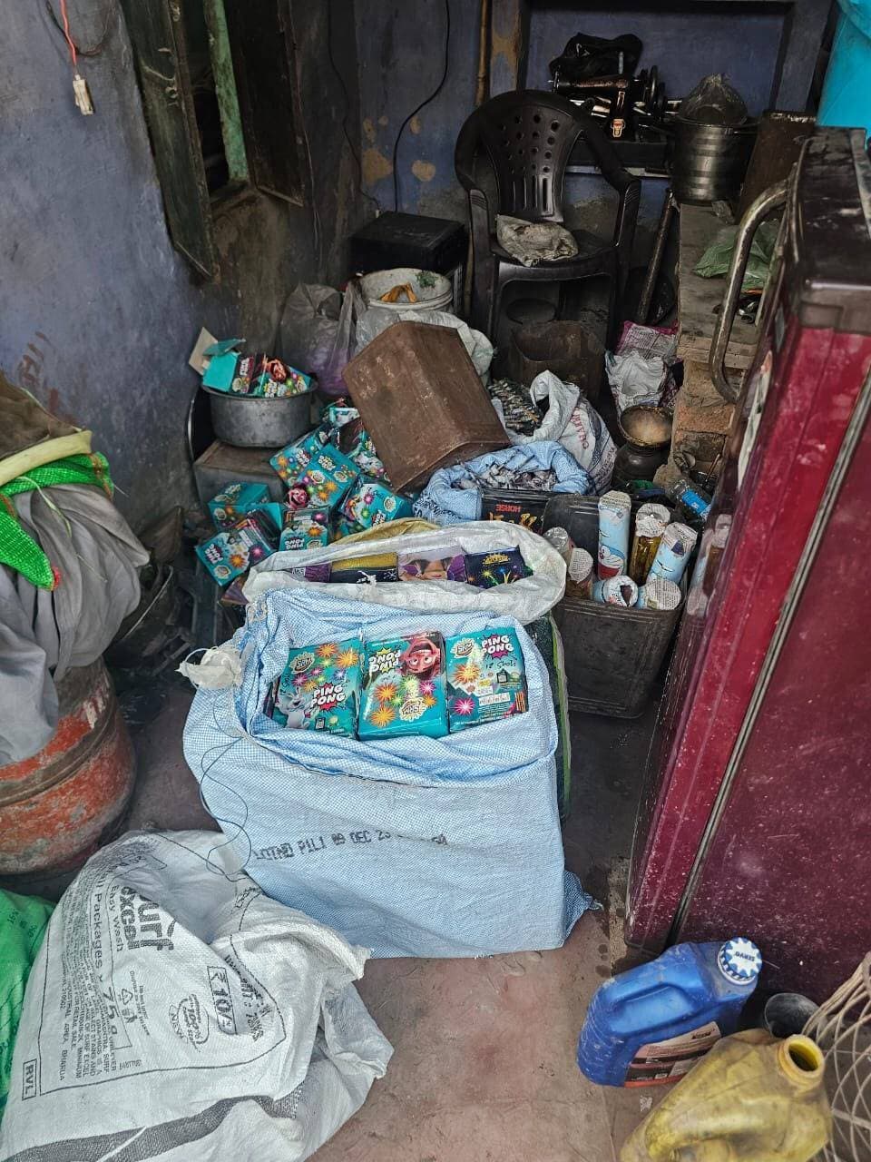 मुरैना में अवैध पटाखों पर पुलिस का एक्शन, ₹2.45 लाख की सामग्री जब्त, 2 आरोपी पकड़े
मुरैना। दीपावली से पहले अवैध पटाखों के भंडारण, बिक्री और निर्माण पर रोक लगाने के लिए मुरैना पुलिस ने विशेष अभियान चलाया है। 15 से 20 अक्टूबर 2026 तक जिले के जौरा और कैलारस थाना क्षेत्रों में कार्रवाई करते हुए पुलिस ने 2 प्रकरण दर्ज किए और 2 आरोपियों के विरुद्ध वैधानिक कार्रवाई की। इस दौरान करीब 2 लाख 45 हजार रुपये कीमत के अवैध पटाखे और पटाखे बनाने में इस्तेमाल होने वाली सामग्री जब्त की गई।
पुलिस अधीक्षक धर्मराज मीना के निर्देश पर चलाए जा रहे अभियान के तहत अतिरिक्त पुलिस अधीक्षक सुरेन्द्र पाल सिंह डावर के निर्देशन और संबंधित एसडीओपी के मार्गदर्शन में यह कार्रवाई की गई।
पुलिस के अनुसार, थाना जौरा क्षेत्र में एक प्रकरण दर्ज कर एक आरोपी के विरुद्ध कार्रवाई की गई। यहां से करीब 2 लाख 10 हजार रुपये कीमत के पटाखे और निर्माण सामग्री जब्त की गई। वहीं, थाना कैलारस क्षेत्र में एक अन्य प्रकरण दर्ज कर एक आरोपी के विरुद्ध कार्रवाई करते हुए करीब 35 हजार रुपये की सामग्री जब्त की गई।
इस तरह दोनों थाना क्षेत्रों में कुल 2 प्रकरण दर्ज कर 2 आरोपियों के विरुद्ध कार्रवाई की गई और करीब 2.45 लाख रुपये का मशरूका जब्त किया गया।
मुरैना पुलिस की आमजन से अपील
पुलिस ने नागरिकों से अपील की है कि बिना वैध अनुमति के पटाखों का भंडारण और बिक्री न करें। पटाखे बनाने में इस्तेमाल होने वाली विस्फोटक सामग्री का अवैध संग्रहण करने से भी बचें। यदि किसी क्षेत्र में अवैध पटाखों के भंडारण, निर्माण या बिक्री की जानकारी मिलती है, तो तत्काल पुलिस को सूचित करें। पुलिस ने स्पष्ट किया है कि ऐसी सूचनाओं पर त्वरित वैधानिक कार्रवाई की जाएगी।