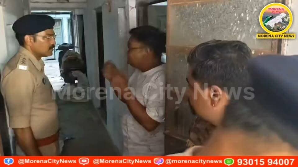 दीपावली से पहले मुरैना में अवैध पटाखों की तलाश
मुरैना। दीपावली से पहले जिला प्रशासन ने अवैध पटाखा निर्माण और भंडारण के खिलाफ जांच अभियान शुरू किया है। घरों में पटाखे बनाए जाने की आशंका को देखते हुए जांच की जा रही है। इस्लामपुरा में करीब दो साल पहले हुए भीषण धमाके में हुई जनहानि के बाद प्रशासन इस बार विशेष सतर्कता बरत रहा है, ताकि त्योहार के दौरान किसी बड़े हादसे को रोका जा सके।
#मुरैना #morena #पुलिस #पटाखे