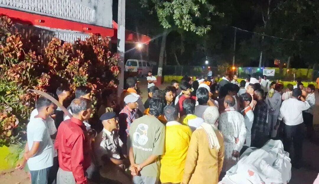 नासरीगंज थाना क्षेत्र के जमालपुर के समीप नासरीगंज मुख्य पथ पर दो बाइकों की आमने-सामने टक्कर में 18 वर्षीय युवक की मौत हो गई। मृतक की पहचान महदेवा गांव निवासी श्रीभगवान राम के 18 वर्षीय पुत्र जलंधर कुमार पासवान के रूप में हुई है। हादसे के बाद आक्रोशित परिजनों और ग्रामीणों ने बाइक सवार को गिरफ्तार करने और मुआवजा देने की मांग को लेकर अस्पताल में शव को पोस्टमार्टम के लिए भेजने से रोक दिया। करीब चार घंटे तक चले हंगामे के बाद पुलिस के आश्वासन पर शव को पोस्टमार्टम के लिए भेजा गया।