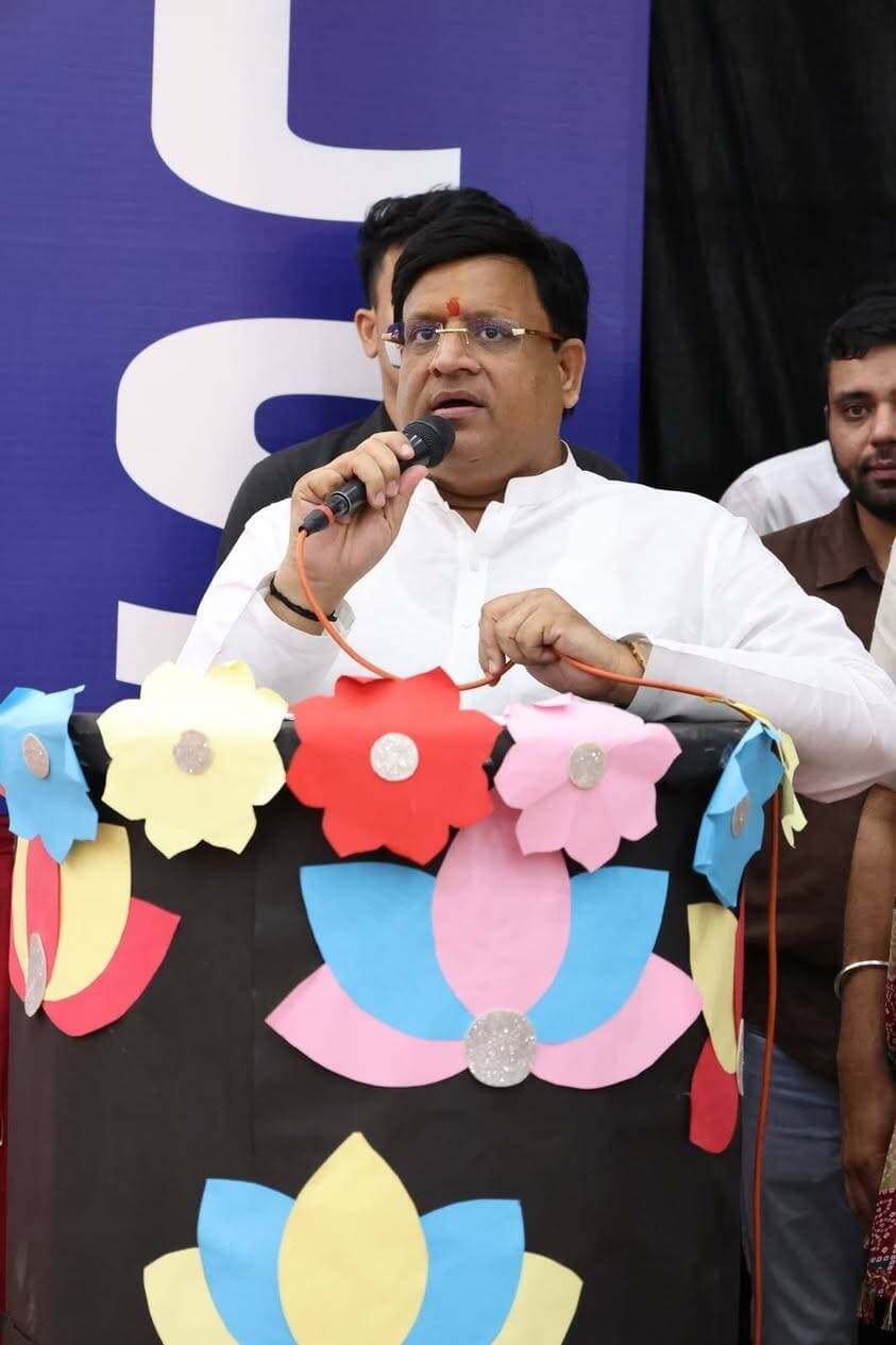 कैबिनेट मंत्री विपुल गोयल भट्टू मंडी में अग्रवाल सभा द्वारा आयोजित महाराजा अग्रसेन जयंती कार्यक्रम एवं मदर टेरेसा कॉन्वेंट स्कूल में राष्ट्रीय एकता शिविर में हुए शामिल
सामाजिक समरसता, सेवा, सहयोग और राष्ट्र के प्रति समर्पण की भावना को मजबूत करने का किया आह्वान
भट्टू मंडी, 21 अक्टूबर 2026 Rakesh Kumar हरियाणा सरकार के कैबिनेट मंत्री श्री विपुल गोयल ने बुधवार को भट्टू मंडी में अग्रवाल सभा द्वारा महाराजा अग्रसेन जी की जयंती के उपलक्ष्य में आयोजित कार्यक्रम में सहभागिता की। इसके साथ ही उन्होंने भट्टू मंडी स्थित मदर टेरेसा कॉन्वेंट स्कूल में राष्ट्रीय सेवा योजना (NSS) के अंतर्गत आयोजित राष्ट्रीय एकता शिविर (नेशनल इंटीग्रेशन कैंप) में भी भाग लिया। इस दौरान उन्होंने सामाजिक समरसता, आपसी भाईचारे, सेवा भावना और राष्ट्र के प्रति समर्पण के महत्व पर प्रकाश डालते हुए इन मूल्यों को अपने जीवन में अपनाने का आह्वान किया।
महाराजा अग्रसेन जी की जयंती के उपलक्ष्य में आयोजित कार्यक्रम में कैबिनेट मंत्री श्री विपुल गोयल ने कहा कि महाराजा अग्रसेन जी के आदर्श हमें सदैव समाज में समानता, भाईचारे और सेवा भाव को मजबूत करने की प्रेरणा देते हैं। उनका जीवन सामाजिक समरसता, सहयोग और जनकल्याण की भावना का प्रतीक है। उनके आदर्शों को आत्मसात करते हुए हमें ऐसे समाज के निर्माण के लिए प्रयास करना चाहिए, जहां प्रत्येक व्यक्ति को सम्मान मिले और सभी को आगे बढ़ने के समान अवसर प्राप्त हों।
उन्होंने कहा कि समाज की वास्तविक समृद्धि केवल आर्थिक विकास से नहीं, बल्कि आपसी विश्वास, सहयोग और प्रत्येक व्यक्ति की भागीदारी से सुनिश्चित होती है। जब समाज के सभी वर्ग एक-दूसरे के सुख-दुख में सहभागी बनते हैं और जरूरतमंदों की सहायता के लिए आगे आते हैं, तभी सामाजिक एकता और समृद्धि मजबूत होती है। महाराजा अग्रसेन जी के विचार आज भी हमें जनसेवा और सामाजिक दायित्वों के प्रति प्रतिबद्ध रहने की प्रेरणा देते हैं।
श्री गोयल ने कहा कि महाराजा अग्रसेन जी के आदर्शों को अपनाकर हम समाज में सद्भाव, समानता और सहयोग की भावना को और अधिक सशक्त बना सकते हैं। उन्होंने सभी से आह्वान किया कि वे सामाजिक समरसता को बढ़ावा देने और समाज के प्रत्येक व्यक्ति के कल्याण के लिए अपनी भूमिका निभाएं।
इसके उपरांत कैबिनेट मंत्री श्री विपुल गोयल भट्टू मंडी स्थित मदर टेरेसा कॉन्वेंट स्कूल में राष्ट्रीय सेवा योजना के अंतर्गत आयोजित राष्ट्रीय एकता शिविर में शामिल हुए। इस अवसर पर उन्होंने कहा कि राष्ट्रीय एकता और सामाजिक सद्भाव की भावना ही एक सशक्त राष्ट्र की नींव है। भारत की विविध भाषाएं, संस्कृतियां, परंपराएं और रीति-रिवाज हमारी ताकत हैं। इन विविधताओं के बावजूद एक राष्ट्र के रूप में एकजुट रहना हमारी सबसे बड़ी विशेषता है।
उन्होंने कहा कि युवाओं में सेवा, सहयोग, अनुशासन और राष्ट्र के प्रति समर्पण की भावना विकसित करने में राष्ट्रीय सेवा योजना जैसे कार्यक्रम महत्वपूर्ण भूमिका निभाते हैं। ऐसे शिविर युवाओं को विभिन्न संस्कृतियों और परंपराओं को समझने, आपसी भाईचारे को मजबूत करने तथा समाज के प्रति अपनी जिम्मेदारियों का निर्वहन करने के लिए प्रेरित करते हैं।
श्री गोयल ने कहा कि युवा किसी भी राष्ट्र की सबसे बड़ी शक्ति होते हैं। उनकी ऊर्जा, प्रतिभा और सकारात्मक सोच देश के भविष्य को दिशा देती है। इसलिए युवाओं को शिक्षा के साथ-साथ सामाजिक सेवा, राष्ट्रीय एकता और जनकल्याण से जुड़े कार्यों में भी सक्रिय भागीदारी निभानी चाहिए। जब युवा समाज के प्रति अपनी जिम्मेदारी समझते हैं और राष्ट्रहित को सर्वोपरि रखते हैं, तब देश की प्रगति को नई गति मिलती है।
उन्होंने कहा कि राष्ट्रीय एकता का संदेश केवल कार्यक्रमों तक सीमित नहीं रहना चाहिए, बल्कि इसे अपने दैनिक जीवन और व्यवहार का हिस्सा बनाना चाहिए। हमें जाति, भाषा, क्षेत्र और अन्य सामाजिक भिन्नताओं से ऊपर उठकर एक-दूसरे का सम्मान करना चाहिए तथा आपसी सहयोग और सद्भाव को मजबूत करना चाहिए। यही भावना एक समावेशी, सशक्त और विकसित राष्ट्र के निर्माण में महत्वपूर्ण योगदान देगी।
अंत में उन्होंने आयोजकों को कार्यक्रमों के सफल आयोजन के लिए शुभकामनाएं दीं और युवाओं सहित सभी नागरिकों से सामाजिक सेवा, आपसी भाईचारे और राष्ट्रीय एकता के मूल्यों को अपनाने का आह्वान किया। उन्होंने कहा कि सामूहिक प्रयासों, सकारात्मक सोच और जनभागीदारी से ही एक समरस, सशक्त एवं समृद्ध समाज का निर्माण संभव है।