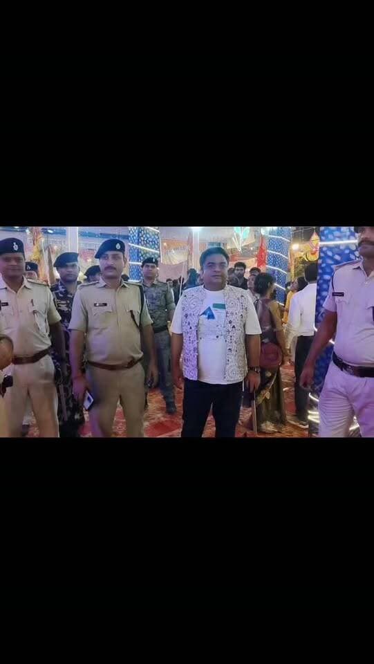 बक्सर में शांतिपूर्ण दुर्गा पूजा-विसर्जन, SDM अविनाश कुमार ने जनता को कहा धन्यवाद
बक्सर में दुर्गा पूजा से लेकर प्रतिमा विसर्जन तक प्रशासन रहा मुस्तैद! 🚨 सप्तमी, अष्टमी और नवमी से लेकर विसर्जन तक सुरक्षा के पुख्ता इंतजाम रहे.
SDM अविनाश कुमार, SDPO गौरव पांडेय और नगर थानाध्यक्ष मनोज कुमार सिंह की निगरानी में शांतिपूर्ण ढंग से संपन्न हुआ आयोजन. वहीं, नगर परिषद के सिटी मैनेजर राजमणि गुप्ता और स्वच्छता सुपरवाइजर आशुतोष कुमार सिंह सुबह से देर रात तक व्यवस्था संभालते रहे.
सिपाही घाट पर SDM ने बक्सरवासियों और पूजा समितियों के सहयोग के लिए जताया आभार. 🙏
📍 देखिए बक्सर टॉप न्यूज की खास रिपोर्ट.
#Buxar #BuxarTopNews #BuxarNews #DurgaPuja2026 #MurtiVisarjan BiharNews BuxarUpdate SDMAvinashKumar GauravPandey BuxarAdministration DurgaPuja SiphahiGhat BiharUpdates BuxarLive InstagramReels ViralReels