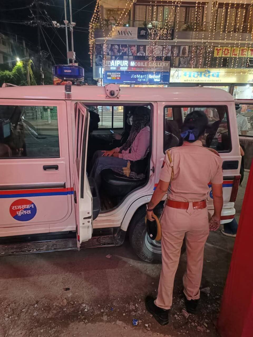 उदयपुर पुलिस और सीआईडी विशेष शाखा की बड़ी कार्रवाई
बिना वैध दस्तावेजों के होटल में रुकीं 3 थाईलैंड मूल की महिलाएं डिटेन, अनैतिक गतिविधियों की आशंका
उदयपुर। जिला पुलिस अधीक्षक श्रीमती डॉ. अमृता दुहन के निर्देशानुसार उदयपुर पुलिस और सी.आई.डी. (वि.शा.) जोन की संयुक्त टीम ने एक बड़ी कार्रवाई को अंजाम दिया है। गोवर्धन विलास थाना क्षेत्र के एक होटल में बिना वैध दस्तावेजों के अवैध रूप से रह रही थाईलैंड मूल की 03 विदेशी महिलाओं को डिटेन (हिरासत में) किया गया है। पुलिस अब इन महिलाओं को देश से निष्कासित करने की कानूनी प्रक्रिया शुरू कर रही है।
गुप्त सूचना पर होटल में छापा
यह पूरी कार्रवाई अतिरिक्त पुलिस अधीक्षक (मुख्यालय) श्री मुकुल शर्मा के सुपरविजन और अतिरिक्त पुलिस अधीक्षक (विदेशी पंजीयन अधिकारी) डॉ. विक्रम सिंह के नेतृत्व में की गई। 19 अक्टूबर 2026 को सी.आई.डी. की 'काउंटर इंटेलिजेंस यूनिट' को गोवर्धन विलास क्षेत्र के होटल सिटी प्राइड में विदेशी महिलाओं के अवैध रूप से रुकने और संदिग्ध गतिविधियों में लिप्त होने की गुप्त सूचना मिली थी।
सूचना मिलते ही सी.आई.डी. टीम और गोवर्धन विलास थाना पुलिस ने संयुक्त रूप से होटल पर छापा मारा।
स्पा की आड़ में संदिग्ध खेल, रिकॉर्ड से गायब थे नाम
पुलिस जब मौके पर पहुंची, तो होटल संचालक ने पूछताछ में कबूल किया कि वह होटल में विदेशी महिलाओं से स्पा का काम करवा रहा था। पुलिस ने होटल के कमरा नंबर 102, 103, 104 और 109 की तलाशी ली, जहां ये तीनों थाईलैंड मूल की महिलाएं रुकी हुई थीं।
पुलिस ने होटल के विजिटर रजिस्टर की जांच की, तो उसमें इन विदेशी महिलाओं के ठहरने की कोई एंट्री नहीं पाया गया।
वीजा खत्म होने के बाद भी रह रही थीं, एक पहले भी हो चुकी है डिपोर्ट
जांच में सामने आया कि इन महिलाओं के वीजा और पासपोर्ट की अवधि समाप्त हो चुकी थी। इसके बावजूद वे अवैध रूप से उदयपुर में रह रही थीं।
पुलिस रिकॉर्ड के अनुसार, इनमें से एक महिला को पहले भी भारत से डिपोर्ट किया जा चुका था, लेकिन वह दोबारा नेपाल बॉर्डर के रास्ते अवैध रूप से भारत में प्रवेश कर उदयपुर पहुंच गई।
होटल मालिक पर गिरेगी गाज, राष्ट्रीय सुरक्षा के लिए खतरा
अतिरिक्त पुलिस अधीक्षक डॉ. विक्रम सिंह ने बताया कि विदेशी नागरिकों का इस तरह बिना वैध दस्तावेजों के अवैध रूप से रहना और संदिग्ध गतिविधियों में लिप्त होना राष्ट्रीय सुरक्षा के लिए बड़ा खतरा हो सकता है। उनके राष्ट्रविरोधी गतिविधियों में शामिल होने की संभावना से इनकार नहीं किया जा सकता।
इस लापरवाही और कानून के उल्लंघन को लेकर होटल मालिक के विरुद्ध इमीग्रेशन एवं फॉरेनर्स एक्ट 2025 की धारा 7(2) एवं धारा 29 के तहत सख्त नियमानुसार कानूनी कार्रवाई की जा रही है।
सभी होटल और रिसॉर्ट संचालकों को सख्त निर्देश
इस घटना के बाद पुलिस प्रशासन ने उदयपुर के सभी होटल, विला और रिसॉर्ट संचालकों को कड़े निर्देश जारी किए हैं। प्रशासन ने साफ कहा है कि किसी भी विदेशी नागरिक को ठहराने से पहले इमीग्रेशन एवं फॉरेनर्स एक्ट 2025 के नियमों और प्रावधानों का पूरी तरह पालन किया जाए। नियमों की अनदेखी करने वाले होटल संचालकों के खिलाफ सख्त से सख्त कार्रवाई की जाएगी।
कार्रवाई करने वाली टीम
इस सफल कार्रवाई में सी.आई.डी. (विशा) टीम की ओर से श्रीमती अनिता शर्मा (पु.नि. प्रभारी), श्री अरविन्द कुमार सालवी (पु.नि.), श्री धर्मेन्द्र कुमार, श्री नरेश चौबीसा व श्री यग्नेश कुमार शामिल रहे। वहीं गोवर्धन विलास थाना टीम से थानाधिकारी श्री सुनिल चारण, श्री अर्जुनलाल, श्री धर्मवीरसिंह और श्री अंकितसिंह ने मुख्य भूमिका निभाई।