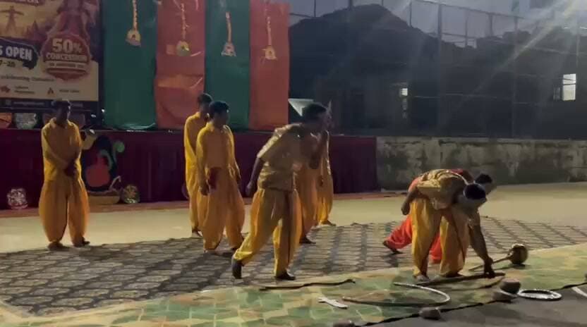 **गुरुकुल इंटरनेशनल सीनियर सेकेंडरी स्कूल, सोलन में हर्षोल्लास से मनाया गया दशहरा पर्व; शैक्षणिक सत्र 2027–28 के लिए प्रवेश प्रक्रिया प्रारंभ**
**सोलन, 21 अक्टूबर 2026।** गुरुकुल इंटरनेशनल सीनियर सेकेंडरी स्कूल, सोलन में 20 अक्टूबर को दशहरे का पावन पर्व बड़े हर्षोल्लास, पारंपरिक उत्साह और धूमधाम के साथ मनाया गया। भारतीय संस्कृति एवं परंपराओं को समर्पित इस आयोजन के लिए विद्यालय परिसर को आकर्षक ढंग से सजाया गया था। पूरे विद्यालय में उत्सव का उल्लासपूर्ण वातावरण देखने को मिला।
कार्यक्रम का मुख्य आकर्षण विद्यालय के छात्रावास के विद्यार्थियों द्वारा प्रस्तुत की गई मनमोहक झाँकियाँ रहीं। विद्यार्थियों ने भगवान श्रीराम एवं रावण के विभिन्न स्वरूपों को दर्शाते हुए रामायण के प्रसंगों को सजीव रूप में प्रस्तुत किया। इसके पश्चात भगवान श्रीराम के स्वरूप में रावण के पुतले का दहन किया गया। यह दृश्य बुराई पर अच्छाई, असत्य पर सत्य तथा अधर्म पर धर्म की विजय का प्रतीक बना। रामलीला की प्रस्तुति एवं सांस्कृतिक कार्यक्रमों ने उपस्थित सभी लोगों का मन मोह लिया।
इस शुभ अवसर पर विद्यालय की प्रबंधन समिति के सदस्य भी उपस्थित रहे। उनकी उपस्थिति ने कार्यक्रम की गरिमा को और बढ़ाया। सभी ने विद्यार्थियों की प्रस्तुतियों की सराहना की तथा भारतीय संस्कृति एवं परंपराओं को जीवंत बनाए रखने के लिए विद्यालय के प्रयासों की प्रशंसा की।
गुरुकुल इंटरनेशनल सीनियर सेकेंडरी स्कूल में भारतीय संस्कृति, परंपराओं एवं त्योहारों को विशेष महत्त्व दिया जाता है। विद्यालय में समय-समय पर आयोजित ऐसे कार्यक्रम विद्यार्थियों को अपनी सांस्कृतिक विरासत से जोड़ने के साथ-साथ उनमें नैतिक मूल्यों, सदाचार, सत्यनिष्ठा तथा परंपराओं के प्रति सम्मान की भावना विकसित करने में महत्त्वपूर्ण भूमिका निभाते हैं। विद्यालय का उद्देश्य आधुनिक शिक्षा के साथ भारतीय संस्कारों एवं सांस्कृतिक मूल्यों का समन्वय करते हुए विद्यार्थियों का सर्वांगीण विकास सुनिश्चित करना है।
इस अवसर पर विद्यालय द्वारा शैक्षणिक सत्र 2027–28 के लिए प्रवेश प्रक्रिया प्रारंभ की गई। अपने बच्चों को गुणवत्तापूर्ण शिक्षा, अनुशासित वातावरण, आधुनिक शिक्षण पद्धतियों तथा संस्कारयुक्त शिक्षा प्रदान करने के इच्छुक अभिभावकों को विद्यालय में उपलब्ध शैक्षणिक सुविधाओं एवं प्रवेश प्रक्रिया से संबंधित जानकारी दी गई। दशहरे के शुभ अवसर पर प्रवेश शुल्क पर 50 प्रतिशत की विशेष छूट प्रदान की गई थी, जो केवल 20 अक्टूबर 2026, दशहरे के दिन के लिए ही मान्य थी।
इस प्रकार, दशहरे का पर्व पारंपरिक उत्साह, सांस्कृतिक प्रस्तुतियों एवं धार्मिक आस्था के साथ मनाया गया। इस आयोजन ने विद्यार्थियों को भारतीय संस्कृति और परंपराओं से जुड़ने के साथ-साथ जीवन में सत्य, सदाचार एवं अच्छाई के मार्ग पर चलने की प्रेरणा दी।