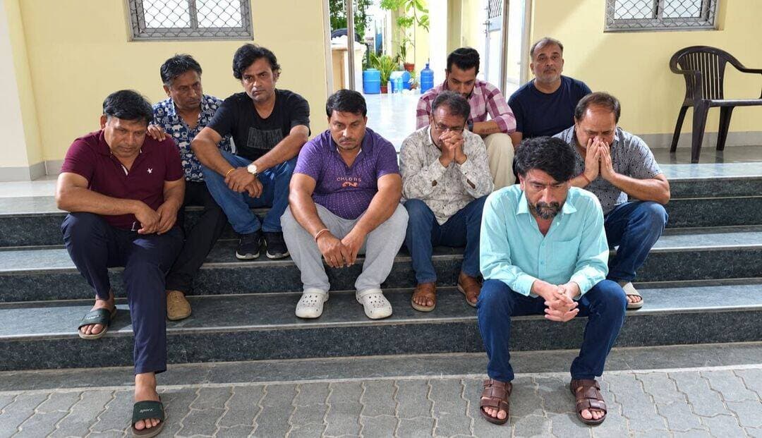 कोटा में जुए के अड्डे पर पुलिस की दबिश, 9 लोग गिरफ्तार
92,060 रुपये की जुआ राशि और 312 ताश के पत्ते जब्त
कोटा। शहर के बोरखेड़ा थाना क्षेत्र में पुलिस ने जुए के खिलाफ कार्रवाई करते हुए 9 लोगों को पकड़ा है। पुलिस ने मौके से 92,060 रुपये की जुआ राशि और 312 ताश के पत्ते जब्त किए हैं।
पुलिस के अनुसार, 21 अक्टूबर 2026 को बोरखेड़ा थानाधिकारी अजीत बगडोलिया पुलिस जाप्ते के साथ गश्त कर रहे थे। इसी दौरान मुखबिर से सूचना मिली कि बजरंग नगर स्थित आदित्य आवास के मकान नंबर 184 में कुछ लोग ताश के पत्तों पर रुपये-पैसों का दांव लगाकर जुआ खेल रहे हैं।
सूचना की पुष्टि के बाद पुलिस ने राजस्थान सार्वजनिक जुआ अध्यादेश के तहत तलाशी वारंट प्राप्त किया और मौके पर दबिश दी। मकान के ड्राइंग रूम में नौ व्यक्ति कथित तौर पर जुआ खेलते मिले। पुलिस ने उनके कब्जे से जुआ राशि और ताश के पत्ते जब्त कर नियमानुसार कार्रवाई शुरू की है।
पुलिस कार्रवाई में पकड़े गए लोगों के नाम:
श्रीपुल गर्ग
लोकेश पीपलानी
पूरण पीपलानी
हिमांशु नंदवानी
जयप्रकाश मेघवाल
संजीव विजय
अमित पीपलानी
पंकज मित्तल
अकील अहमद
पुलिस मामले में राजस्थान सार्वजनिक जुआ अध्यादेश के प्रावधानों के तहत कार्रवाई कर रही है।
जर्नलिस्ट मंगल सिंह हाडा