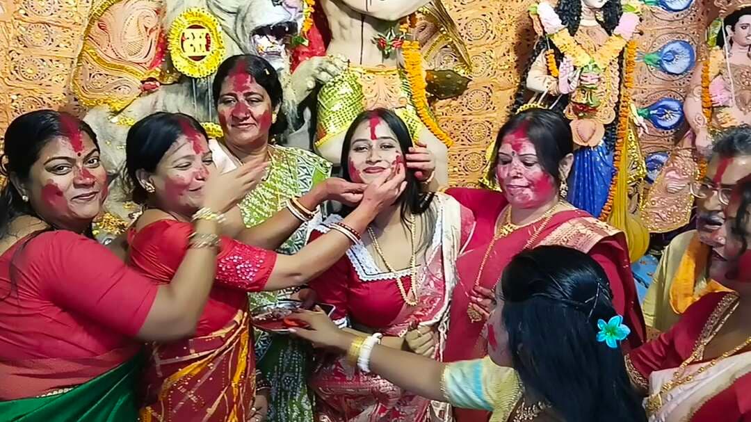 শুভ বিজয়া ....
সিন্দুর খেলায় মাতলো নবরূপ সমিতির সদস্যরা ।