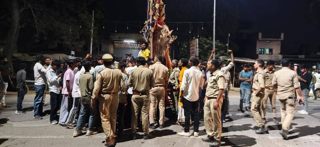 चित्रकूट ब्रेकिंग -- डीजे कंपटीशन में दो पक्षों को हुई जमकर मारपीट, मारपीट में एक पद के दो लोग हुए घायल, दोनों घायलों का इलाज के लिए जिला अस्पताल में कराया गया भर्ती, एक पक्ष के नाराज लोगो ने नेशनल हाईवे में मूर्ती बेड़ी लगाकर किया जाम, मौके पर शहर कोतवाल समझाने में जुटे, शहर कोतवाली क्षेत्र के कपसेठी मोहल्ले का मामला.
शहर के शंकर बाजार में देवी प्रतिमा के साथ विसर्जन करने का रहे युवकों के बीच गाली गलौच,तनाव।जानकारी होते ही पहुंची पुलिस,स्थिति नार्मल।