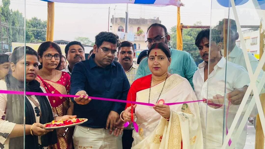 आठ लेन सड़क के समीप आरोग्यम डेंटल एंड हेल्थ केयर सेंटर का शुभारंभ, विधायक रागिनी सिंह ने किया उद्घाटन
धनबाद: आठ लेन सड़क पर साधना हॉस्पिटल के समीप आज आरोग्यम डेंटल एंड हेल्थ केयर सेंटर का झरिया विधायक रागिनी सिंह ने विधिवत फीता काटकर उद्घाटन किया। इस अवसर पर उन्होंने सेंटर के संचालकों एवं पूरी टीम को हार्दिक बधाई एवं शुभकामनाएँ दीं।
विधायक रागिनी सिंह ने आशा व्यक्त की कि यह स्वास्थ्य केंद्र क्षेत्र के लोगों को बेहतर दंत चिकित्सा एवं गुणवत्तापूर्ण स्वास्थ्य सेवाएँ उपलब्ध कराने में महत्वपूर्ण भूमिका निभाएगा। उन्होंने संस्थान की निरंतर प्रगति और जनसेवा के क्षेत्र में नई उपलब्धियाँ हासिल करने की कामना की।
इस सेंटर के शुरू होने से क्षेत्र के लोगों को दंत चिकित्सा एवं स्वास्थ्य संबंधी सुविधाओं का लाभ मिलने की उम्मीद है।