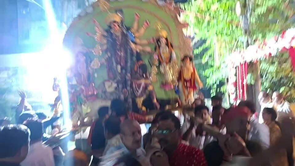 धनबाद के हीरापुर में मां दुर्गा की विसर्जन पूरे विधि विधान से की जा रही है देखिए 99 न्यूज पर लाइव एक्सक्लूसिव