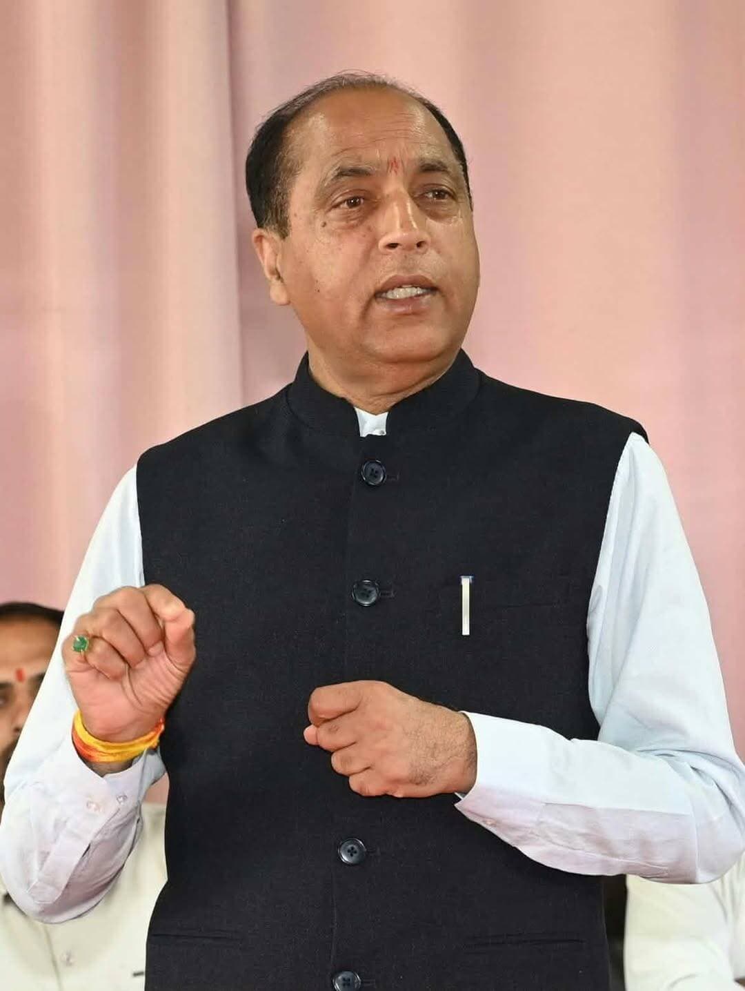 अपनी पार्टी और सरकार संभालें, अपनी सरकार के काम गिनाएं लोन प्रिय मुख्यमंत्री : जयराम ठाकुर*
*उड़ान योजना में केंद्र का योगदान है तो आभार भी जताएं मुख्यमंत्री*
*अपना मंत्रिमंडल न संभाल पाने वाले भाजपा के गुट गिनाकर अपनी नाकामी से हटा रहे ध्यान*
*शिमला :* शिमला से जारी बयान में पूर्व मुख्यमंत्री एवं नेता प्रतिपक्ष जयराम ठाकुर ने कहा कि लोन प्रिय मुख्यमंत्री को भाजपा के गुट गिनाने के बजाय अपनी पार्टी पर ध्यान देना चाहिए। न उनसे सरकार और मंत्रिमंडल संभल रहा है और न ही पार्टी। प्रदेश की हालत आज प्रदेश के लोग ही जानते हैं। विकास से लेकर जनहित के सारे काम ठप हैं। एक कल्याणकारी राज्य के बजाय ‘शुल्क की सरकार’ चलाने वाले सुक्खू जीवन भर एक गुट की राजनीति करते रहे और आज भी सिर्फ एक गुट की सरकार ही चला रहे हैं। बाकी गुट और प्रदेश को उन्होंने उनके हाल पर छोड़ दिया है। मुख्यमंत्री अपने मंत्रिमंडल को ही इकट्ठा नहीं कर पा रहे हैं। आज उनके साथ चार लोग खड़े नहीं हैं। मंत्रिमंडल को दरकिनार कर मित्रमंडल की सरकार चलाने वाले सुक्खू को भाजपा के पाँच गुट गिनाने के बाद अपने चार साल के चार काम गिनाते तो बेहतर होता। लेकिन जब कोई काम किया ही नहीं है, तो वह गिनाएंगे क्या? बस उनके पास बताने के लिए भाजपा की बंद की गई योजनाओं और संस्थानों के अलावा कुछ नहीं है।
जयराम ठाकुर ने कहा कि मुख्यमंत्री ने उड़ान योजना के तहत सेवाएं शुरू की हैं। मोदी सरकार द्वारा चलाई जा रही इस केंद्रीय योजना में सर्वाधिक योगदान केंद्र सरकार का होता है। लेकिन मुख्यमंत्री केंद्र सरकार को श्रेय देना तो दूर, उसका नाम लेने से भी कतराते हैं। उन्हें केंद्र सरकार का आभार व्यक्त करना चाहिए। उड़ान योजना के तहत होने वाली वायबिलिटी गैप फंडिंग (व्यवहार्यता अंतर वित्तपोषण) का सर्वाधिक हिस्सा केंद्र सरकार द्वारा दिया जाता है। राज्य सरकार नाममात्र का हिस्सा देती है। इसके बाद भी मुख्यमंत्री द्वारा सामान्य शिष्टाचार का निर्वहन करते हुए आभार तक नहीं जताया जा रहा है। प्रदेश में विकास के नाम पर जो भी काम हो रहा है, उसमें केंद्र का ही योगदान है। स्वास्थ्य, शिक्षा और ग्रामीण विकास के क्षेत्र में जो भी काम हो रहे हैं, वे केंद्र द्वारा दिए गए आर्थिक सहयोग से ही हो रहे हैं।
जयराम ठाकुर ने कहा कि हिमाचल सरकार सिर्फ अराजकता और भ्रष्टाचार को संरक्षण दे रही है। आपदा से जो सड़कें टूटी हैं, वे आज तक वैसी ही हैं। नशा पूरे प्रदेश में तांडव मचा रहा है। स्वास्थ्य सुविधाएं गर्त में जा रही हैं। लोगों को न हिमकेयर का लाभ मिल रहा है और न ही आयुष्मान का। इलाज के लिए लोगों के भटकने की खबरें आम बात हो गई हैं। नौकरी दिलाने के नाम पर लोगों से ठगी हो या आउटसोर्स के नाम पर मित्र मंडली द्वारा वसूली के आरोप, ये सब आम बात हो गई है। सरकार की नाकामियों को उजागर करने वालों के खिलाफ मुकदमे दर्ज किए जा रहे हैं, ताकि उनकी आवाज दबाई जा सके। चौतरफा नाकामियों से घिरे मुख्यमंत्री इधर-उधर की बातें करके अपना समय काट रहे हैं।