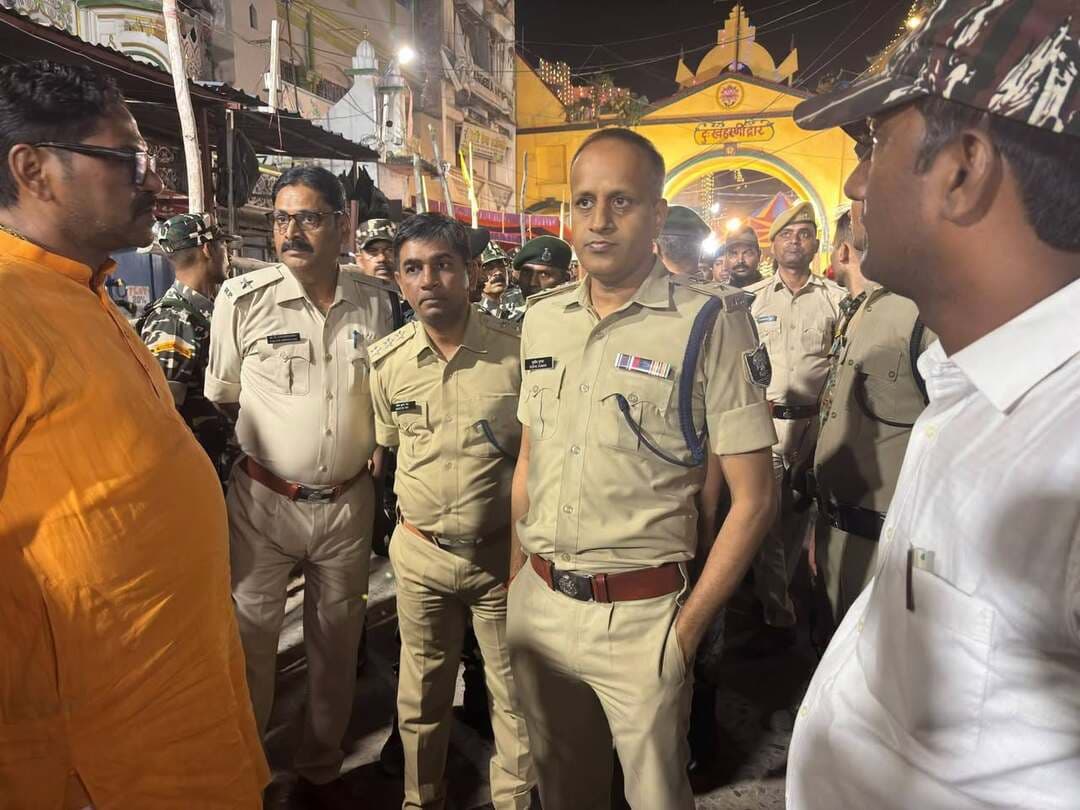 आज दिनांक 21.10.2026 की प्रथम पहर में दुर्गा पूजा की मूर्ति विसर्जन के दौरान दुखहरणी द्वार से विसर्जन स्थल तक सुरक्षा एवं विधि-व्यवस्था का जायजा लिया गया।
इस दौरान जिलाधिकारी, गया, वरीय पुलिस अधीक्षक, गया एवं नगर पुलिस अधीक्षक, गया सहित अन्य प्रशासनिक एवं पुलिस पदाधिकारी उपस्थित रहे।
मूर्ति विसर्जन को शांतिपूर्ण, सुरक्षित एवं सौहार्दपूर्ण वातावरण में संपन्न कराने हेतु सुरक्षा व्यवस्था, भीड़ नियंत्रण एवं यातायात व्यवस्था का निरीक्षण किया गया।
