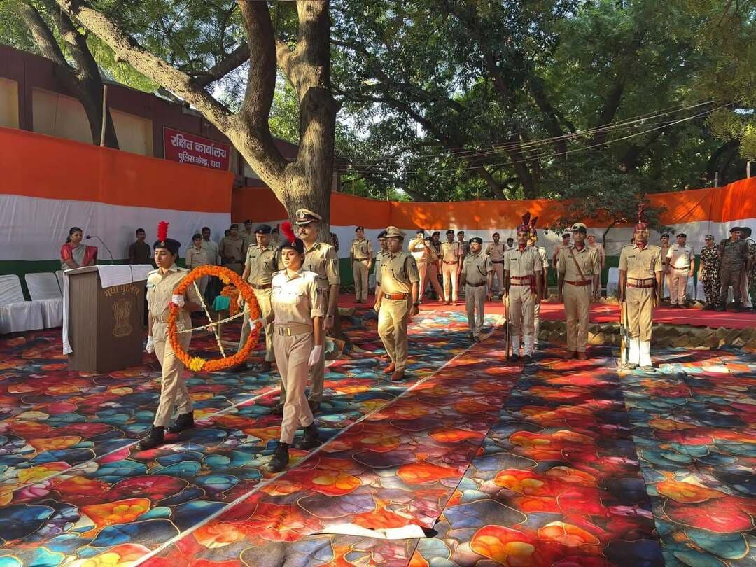 आज दिनांक 21.10.2026 को पुलिस केंद्र, गया में संस्मरण दिवस का आयोजन किया गया। इस अवसर पर पुलिस महानिरीक्षक, मगध क्षेत्र, गया, वरीय पुलिस अधीक्षक, गया एवं नगर पुलिस अधीक्षक, गया द्वारा देश एवं कर्तव्य की रक्षा करते हुए अपने प्राणों की आहुति देने वाले वीर पुलिसकर्मियों को श्रद्धापूर्वक नमन एवं भावभीनी श्रद्धांजलि अर्पित की गई।
इस अवसर पर शहीद पुलिसकर्मियों के अदम्य साहस, वीरता एवं कर्तव्यनिष्ठा को स्मरण करते हुए उनके बलिदान को नमन किया गया।
