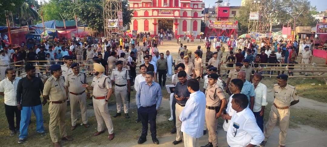 समाहरणालय, मधेपुरा
जिला जनसंपर्क कार्यालय, मधेपुरा
*प्रेस विज्ञप्ति*
दिनांक: 21 अक्टूबर 2026
*रावण दहन स्थलों का डीएम एवं एसपी ने किया संयुक्त निरीक्षण*
*सुरक्षा, भीड़ नियंत्रण एवं अग्निशमन व्यवस्था सुदृढ़ रखने का निर्देश; शांतिपूर्ण एवं सौहार्दपूर्ण आयोजन के लिए जिला प्रशासन मुस्तैद*
मधेपुरा, 21 अक्टूबर 2026। विजयादशमी के अवसर पर आयोजित होने वाले रावण दहन कार्यक्रम को सुरक्षित, सुव्यवस्थित एवं शांतिपूर्ण ढंग से संपन्न कराने के उद्देश्य से जिला पदाधिकारी, मधेपुरा श्री अभिषेक रंजन एवं पुलिस अधीक्षक, मधेपुरा संदीप सिंह ने आज संयुक्त रूप से रेलवे स्टेशन स्थित दुर्गा मंदिर तथा गौशाला स्थित दुर्गा मंदिर के समीप रावण दहन स्थलों का निरीक्षण किया। इस दौरान अधिकारियों ने सुरक्षा, भीड़ प्रबंधन एवं आवश्यक नागरिक सुविधाओं की तैयारियों का जायजा लेते हुए संबंधित पदाधिकारियों को आवश्यक निर्देश दिए।
निरीक्षण के क्रम में जिला पदाधिकारी ने रावण दहन स्थलों पर पर्याप्त साफ-सफाई, सुदृढ़ बैरिकेडिंग एवं समुचित प्रकाश व्यवस्था सुनिश्चित करने का निर्देश दिया। भीड़ के व्यवस्थित आवागमन तथा विधि-व्यवस्था बनाए रखने के लिए पर्याप्त संख्या में पुलिस बल एवं दंडाधिकारियों की प्रतिनियुक्ति करने को कहा गया।
आगजनी अथवा किसी भी आकस्मिक स्थिति से निपटने के लिए अग्निशमन वाहन, एम्बुलेंस एवं चिकित्सा दल को आवश्यक संसाधनों के साथ तैयार रखने का निर्देश दिया गया। साथ ही, विद्युत विभाग को जर्जर विद्युत तारों की जांच कर उन्हें तत्काल दुरुस्त करने तथा संबंधित क्षेत्रों में विद्युत सुरक्षा सुनिश्चित करने को कहा गया। असामाजिक तत्वों पर कड़ी निगरानी रखने एवं संवेदनशील स्थलों पर सघन गश्ती करने के भी निर्देश दिए गए।
जिला पदाधिकारी ने स्पष्ट किया कि आमजन की सुरक्षा जिला प्रशासन की सर्वोच्च प्राथमिकता है। दुर्गा पूजा एवं रावण दहन कार्यक्रमों को शांतिपूर्ण, सौहार्दपूर्ण एवं सुरक्षित वातावरण में संपन्न कराने के लिए सभी संबंधित विभागों को आपसी समन्वय के साथ सतर्कतापूर्वक कार्य करना होगा।
जिला प्रशासन ने आम नागरिकों से *अपील* की है कि वे पर्व के दौरान शांति एवं सद्भाव बनाए रखें, किसी भी प्रकार की अफवाह पर ध्यान न दें तथा किसी संदिग्ध गतिविधि अथवा समस्या की सूचना तत्काल प्रशासन या पुलिस को दें। प्रशासन द्वारा जारी दिशा-निर्देशों का पालन करते हुए आयोजन को सफल बनाने में सहयोग करें।
जिला जनसंपर्क कार्यालय, मधेपुरा
जनहित में जारी
Information & Public Relations Department, Government of Bihar